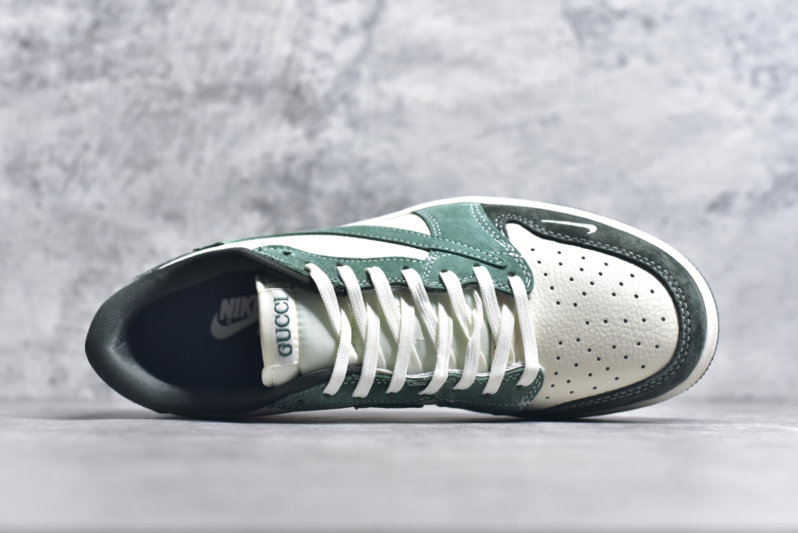 图片[4]-#Travis Scott x Fragment Design x Air Jordan 1 Low OG SP 乔1古驰联名 春绿 低帮文化休闲板鞋 XS2024-026 #多方联名合作融合了Travis Scott 独特的音乐风格，藤原浩个性的设计风格以及Jordan品牌的经典元素 使其成为一双具有独特身份和价值的鞋子 清新而立体的外观加上联名标识更突出了其独特身份 这种配色方案显示出活力和时尚感 在视觉上引人注目 鞋身的质感和细腻的细节处理使其显得高端而格调十足 这款“倒钩”联名是设计与创意完美结合 融合多方的个性风格是一款备受瞩目的潮流鞋款 尺码：36 36.5 37.5 38 38.5 39 40 40.5 41 42 42.5 43 44 44.5 45 9.E5-选品中心