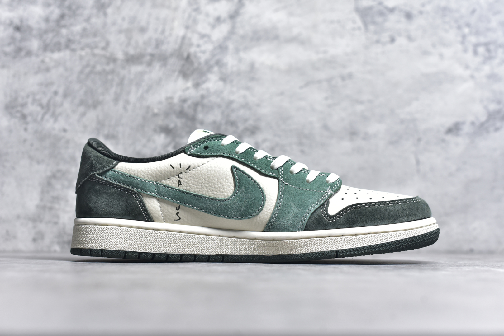 图片[3]-#Travis Scott x Fragment Design x Air Jordan 1 Low OG SP 乔1古驰联名 春绿 低帮文化休闲板鞋 XS2024-026 #多方联名合作融合了Travis Scott 独特的音乐风格，藤原浩个性的设计风格以及Jordan品牌的经典元素 使其成为一双具有独特身份和价值的鞋子 清新而立体的外观加上联名标识更突出了其独特身份 这种配色方案显示出活力和时尚感 在视觉上引人注目 鞋身的质感和细腻的细节处理使其显得高端而格调十足 这款“倒钩”联名是设计与创意完美结合 融合多方的个性风格是一款备受瞩目的潮流鞋款 尺码：36 36.5 37.5 38 38.5 39 40 40.5 41 42 42.5 43 44 44.5 45 9.E5-选品中心
