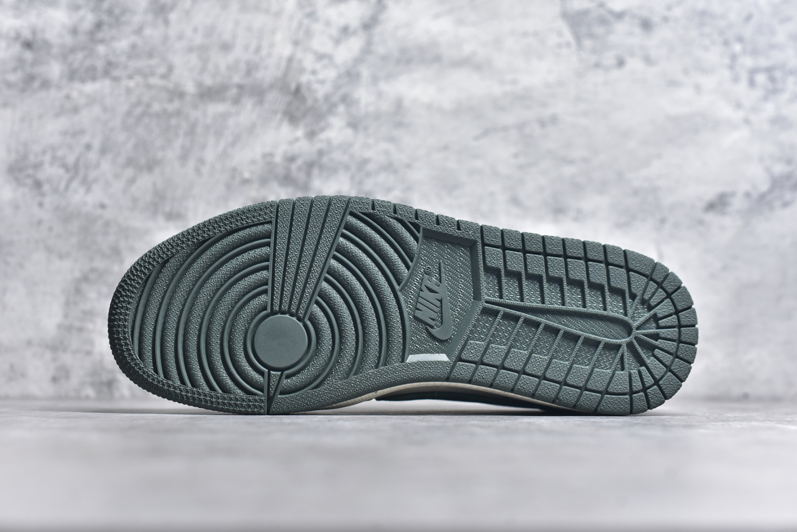图片[6]-#Travis Scott x Fragment Design x Air Jordan 1 Low OG SP 乔1古驰联名 春绿 低帮文化休闲板鞋 XS2024-026 #多方联名合作融合了Travis Scott 独特的音乐风格，藤原浩个性的设计风格以及Jordan品牌的经典元素 使其成为一双具有独特身份和价值的鞋子 清新而立体的外观加上联名标识更突出了其独特身份 这种配色方案显示出活力和时尚感 在视觉上引人注目 鞋身的质感和细腻的细节处理使其显得高端而格调十足 这款“倒钩”联名是设计与创意完美结合 融合多方的个性风格是一款备受瞩目的潮流鞋款 尺码：36 36.5 37.5 38 38.5 39 40 40.5 41 42 42.5 43 44 44.5 45 9.E5-选品中心