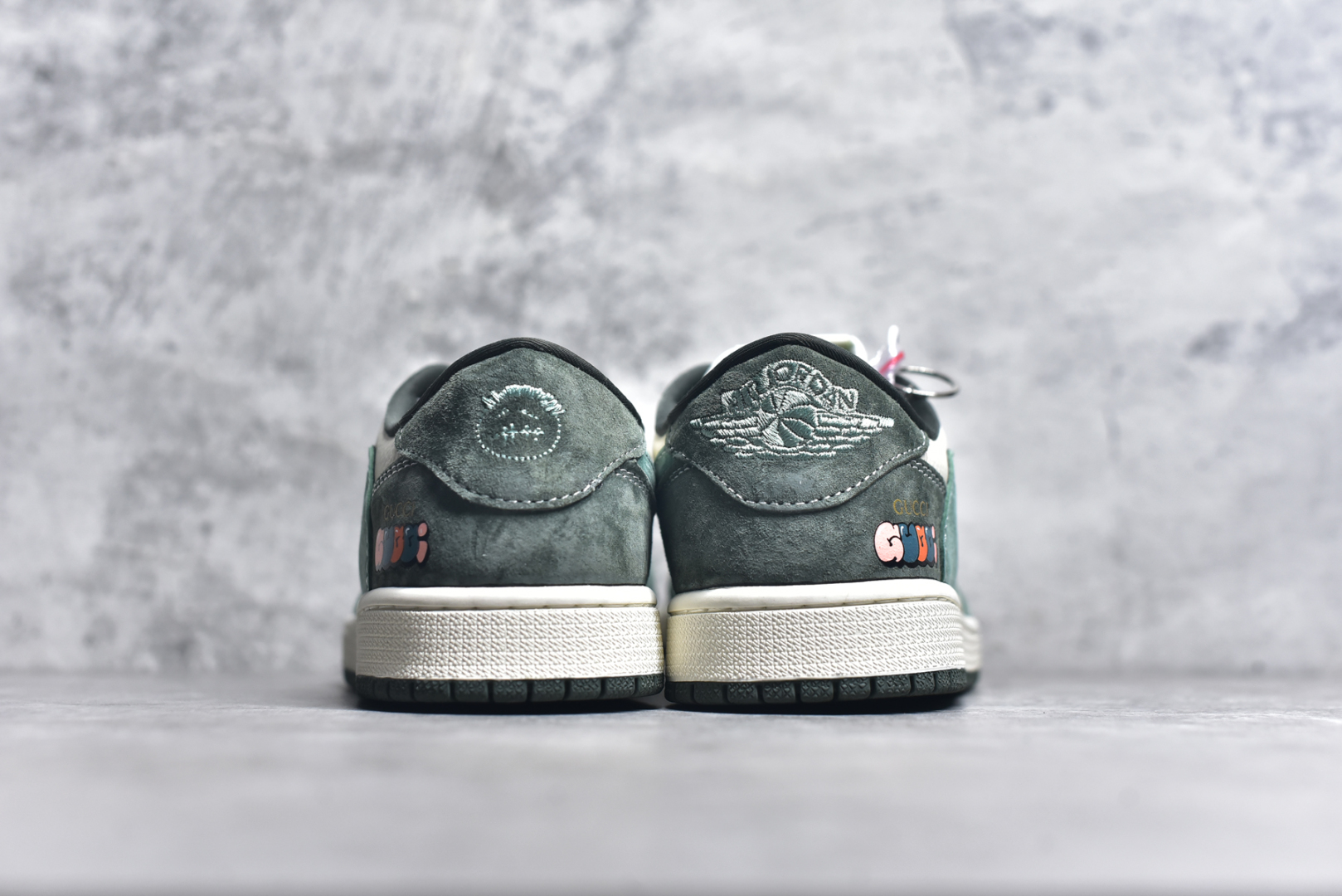 图片[5]-#Travis Scott x Fragment Design x Air Jordan 1 Low OG SP 乔1古驰联名 春绿 低帮文化休闲板鞋 XS2024-026 #多方联名合作融合了Travis Scott 独特的音乐风格，藤原浩个性的设计风格以及Jordan品牌的经典元素 使其成为一双具有独特身份和价值的鞋子 清新而立体的外观加上联名标识更突出了其独特身份 这种配色方案显示出活力和时尚感 在视觉上引人注目 鞋身的质感和细腻的细节处理使其显得高端而格调十足 这款“倒钩”联名是设计与创意完美结合 融合多方的个性风格是一款备受瞩目的潮流鞋款 尺码：36 36.5 37.5 38 38.5 39 40 40.5 41 42 42.5 43 44 44.5 45 9.E5-选品中心