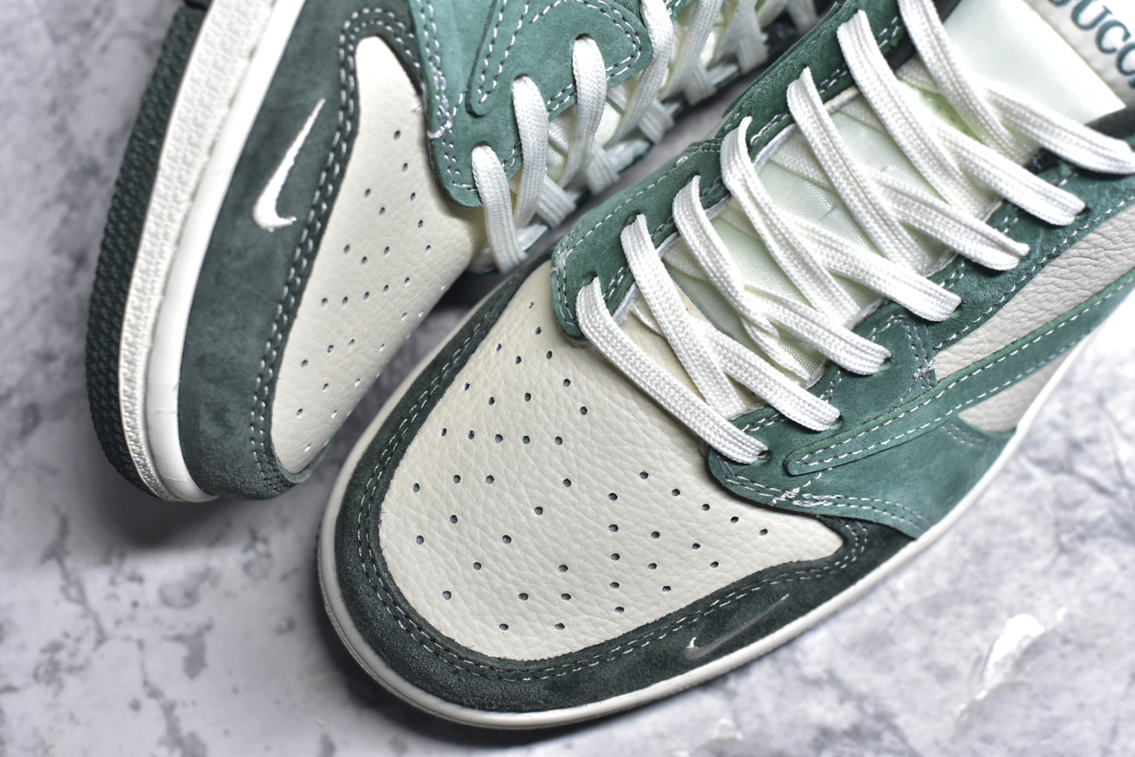 图片[8]-#Travis Scott x Fragment Design x Air Jordan 1 Low OG SP 乔1古驰联名 春绿 低帮文化休闲板鞋 XS2024-026 #多方联名合作融合了Travis Scott 独特的音乐风格，藤原浩个性的设计风格以及Jordan品牌的经典元素 使其成为一双具有独特身份和价值的鞋子 清新而立体的外观加上联名标识更突出了其独特身份 这种配色方案显示出活力和时尚感 在视觉上引人注目 鞋身的质感和细腻的细节处理使其显得高端而格调十足 这款“倒钩”联名是设计与创意完美结合 融合多方的个性风格是一款备受瞩目的潮流鞋款 尺码：36 36.5 37.5 38 38.5 39 40 40.5 41 42 42.5 43 44 44.5 45 9.E5-选品中心