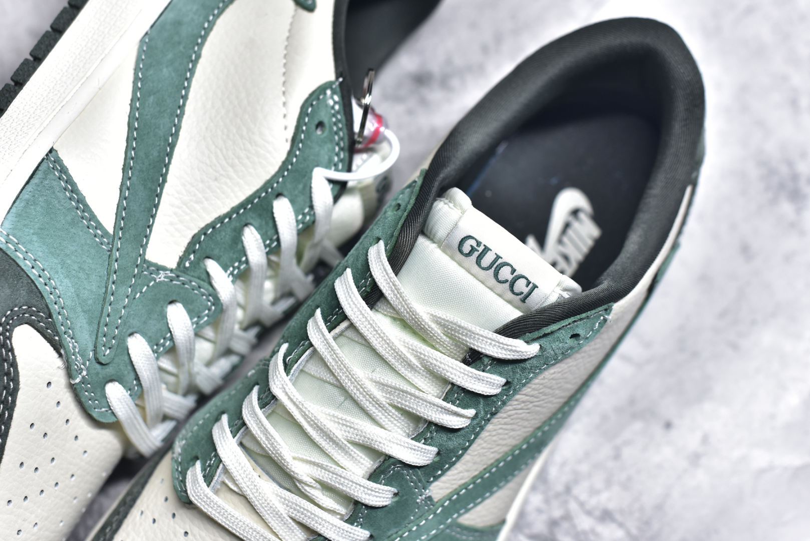 图片[9]-#Travis Scott x Fragment Design x Air Jordan 1 Low OG SP 乔1古驰联名 春绿 低帮文化休闲板鞋 XS2024-026 #多方联名合作融合了Travis Scott 独特的音乐风格，藤原浩个性的设计风格以及Jordan品牌的经典元素 使其成为一双具有独特身份和价值的鞋子 清新而立体的外观加上联名标识更突出了其独特身份 这种配色方案显示出活力和时尚感 在视觉上引人注目 鞋身的质感和细腻的细节处理使其显得高端而格调十足 这款“倒钩”联名是设计与创意完美结合 融合多方的个性风格是一款备受瞩目的潮流鞋款 尺码：36 36.5 37.5 38 38.5 39 40 40.5 41 42 42.5 43 44 44.5 45 9.E5-选品中心
