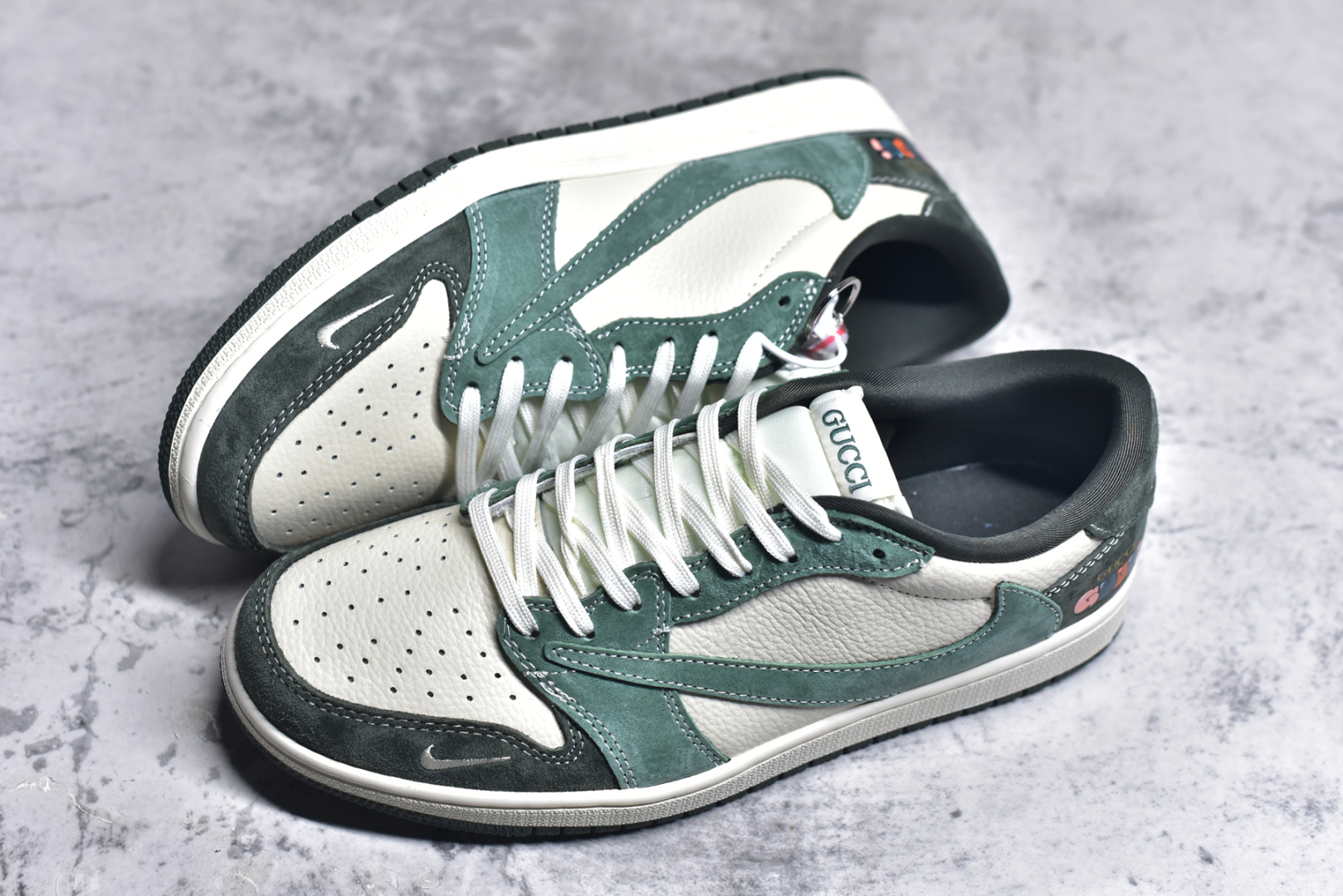 图片[7]-#Travis Scott x Fragment Design x Air Jordan 1 Low OG SP 乔1古驰联名 春绿 低帮文化休闲板鞋 XS2024-026 #多方联名合作融合了Travis Scott 独特的音乐风格，藤原浩个性的设计风格以及Jordan品牌的经典元素 使其成为一双具有独特身份和价值的鞋子 清新而立体的外观加上联名标识更突出了其独特身份 这种配色方案显示出活力和时尚感 在视觉上引人注目 鞋身的质感和细腻的细节处理使其显得高端而格调十足 这款“倒钩”联名是设计与创意完美结合 融合多方的个性风格是一款备受瞩目的潮流鞋款 尺码：36 36.5 37.5 38 38.5 39 40 40.5 41 42 42.5 43 44 44.5 45 9.E5-选品中心