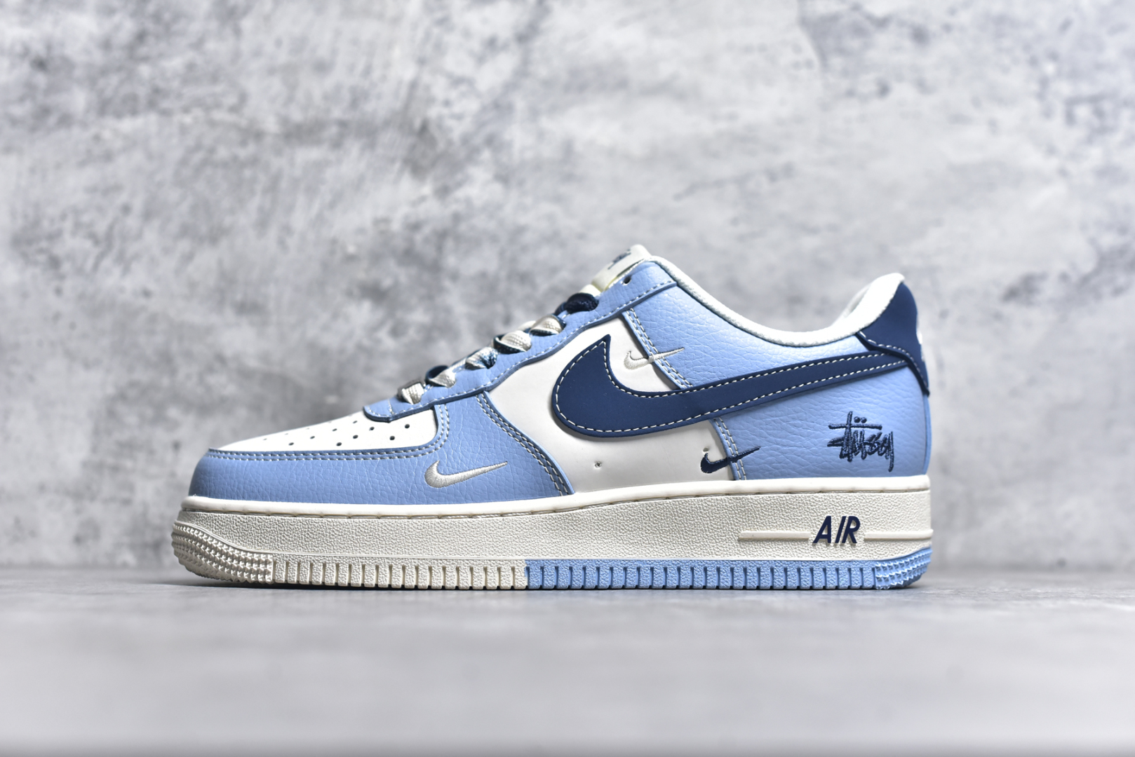 #Nk Air Force 1\’07 Low 斯图西联名 双拼天蓝 空军一号低帮休闲板鞋 XS1958-516 #定制皮料 3M反光 原楦原纸板 纯正版型 清洁度完美 内置全掌气垫 尺码：36 36.5 37.5 38 38.5 39 40 40.5 41 42 42.5 43 44 44.5 45 9.D4-选品中心
