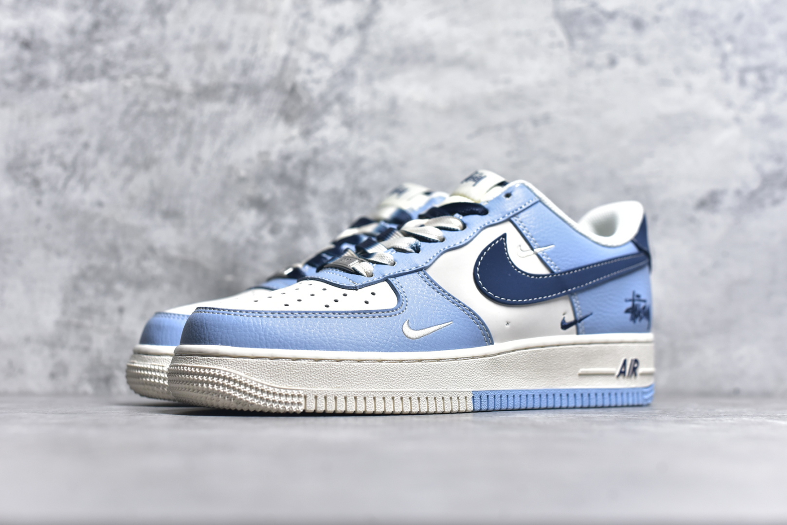 图片[2]-#Nk Air Force 1\’07 Low 斯图西联名 双拼天蓝 空军一号低帮休闲板鞋 XS1958-516 #定制皮料 3M反光 原楦原纸板 纯正版型 清洁度完美 内置全掌气垫 尺码：36 36.5 37.5 38 38.5 39 40 40.5 41 42 42.5 43 44 44.5 45 9.D4-选品中心