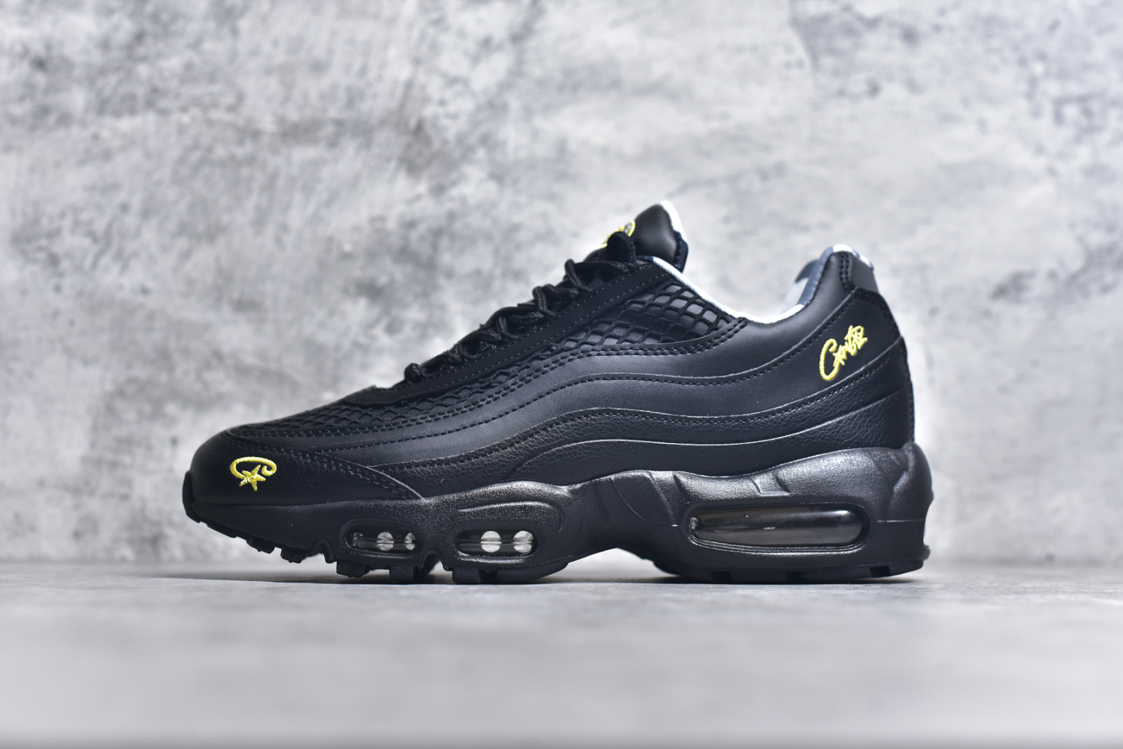 #Corteiz x NK Air Max 95 联名复古舒适气垫运动鞋 黑黄 FB2709-001 通过与NK合作 越来越多的朋友开始关注来自伦敦的街头服饰品牌 Corteiz 双方共同打造的 Air Max 95 自然也成为本次联名的话题中心 整双鞋选用深色系的配色风格进行呈现 鞋身 Logo 刺绣处以撞色呈现 鞋面采用皮革和网眼布材质打造 鞋身各处细节相当到位 比如鞋垫印有迷彩图案 鞋舌也有联名专属 Logo 当然最特别的绝对是鞋后跟的数字了 上面印有 Corteiz 门店的经纬度标识 细节满满 Air Max 95 的经典造型依旧令人喜爱 再加上街头品牌加持 想必会是很多玩家的心头好 尺码：36 36.5 37.5 38 38.5 39 40 40.5 41 42 42.5 43 44 44.5 45 46 47.5-选品中心