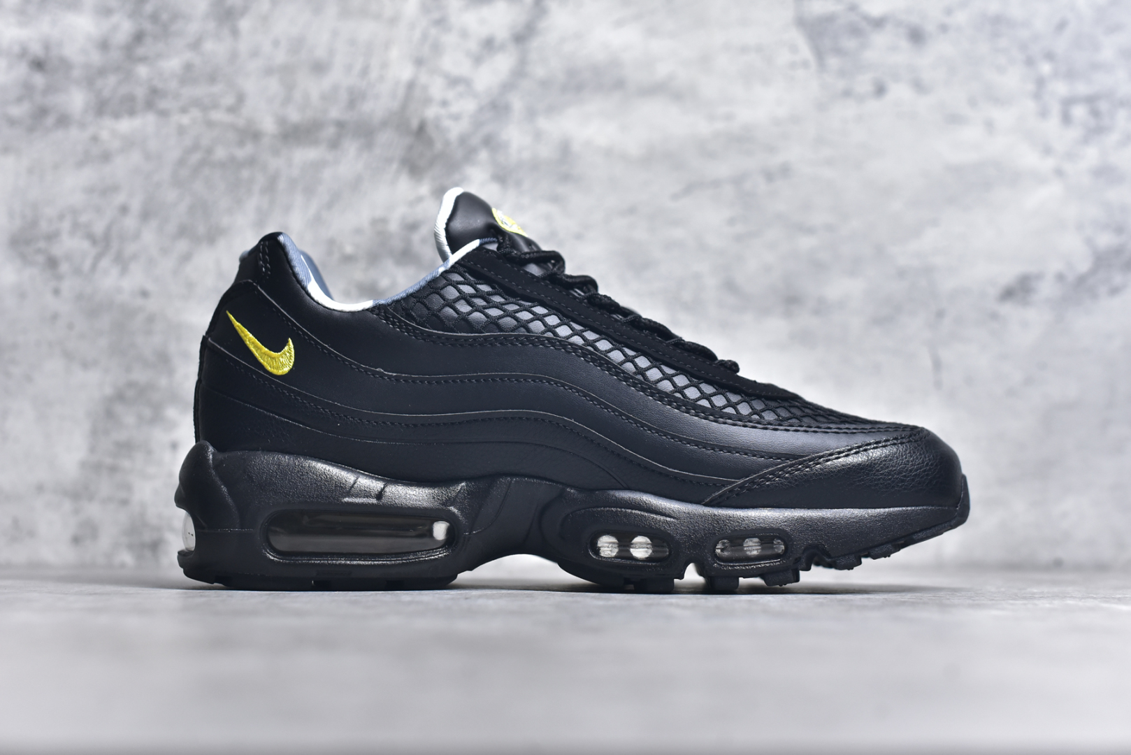 图片[3]-#Corteiz x NK Air Max 95 联名复古舒适气垫运动鞋 黑黄 FB2709-001 通过与NK合作 越来越多的朋友开始关注来自伦敦的街头服饰品牌 Corteiz 双方共同打造的 Air Max 95 自然也成为本次联名的话题中心 整双鞋选用深色系的配色风格进行呈现 鞋身 Logo 刺绣处以撞色呈现 鞋面采用皮革和网眼布材质打造 鞋身各处细节相当到位 比如鞋垫印有迷彩图案 鞋舌也有联名专属 Logo 当然最特别的绝对是鞋后跟的数字了 上面印有 Corteiz 门店的经纬度标识 细节满满 Air Max 95 的经典造型依旧令人喜爱 再加上街头品牌加持 想必会是很多玩家的心头好 尺码：36 36.5 37.5 38 38.5 39 40 40.5 41 42 42.5 43 44 44.5 45 46 47.5-选品中心