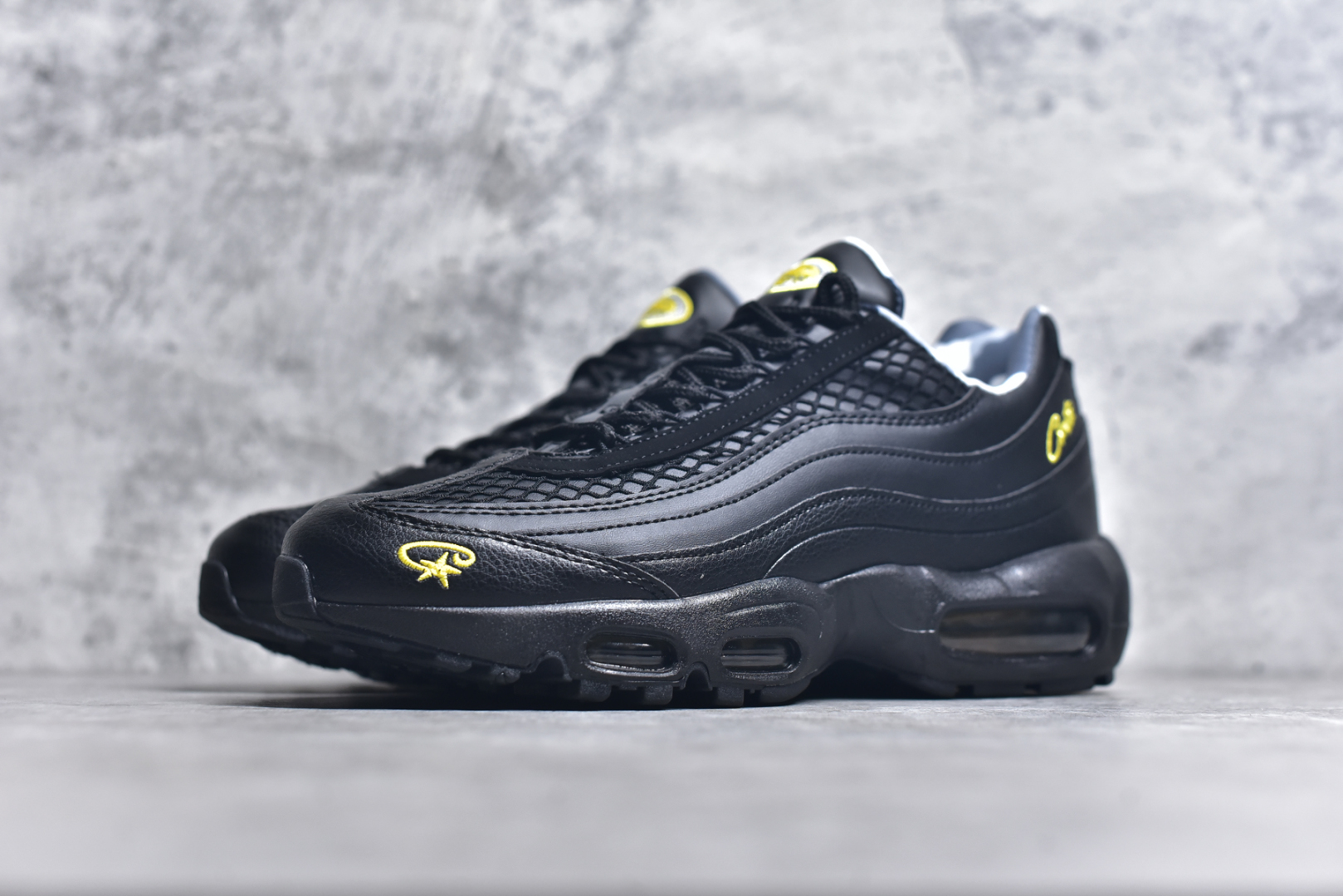 图片[2]-#Corteiz x NK Air Max 95 联名复古舒适气垫运动鞋 黑黄 FB2709-001 通过与NK合作 越来越多的朋友开始关注来自伦敦的街头服饰品牌 Corteiz 双方共同打造的 Air Max 95 自然也成为本次联名的话题中心 整双鞋选用深色系的配色风格进行呈现 鞋身 Logo 刺绣处以撞色呈现 鞋面采用皮革和网眼布材质打造 鞋身各处细节相当到位 比如鞋垫印有迷彩图案 鞋舌也有联名专属 Logo 当然最特别的绝对是鞋后跟的数字了 上面印有 Corteiz 门店的经纬度标识 细节满满 Air Max 95 的经典造型依旧令人喜爱 再加上街头品牌加持 想必会是很多玩家的心头好 尺码：36 36.5 37.5 38 38.5 39 40 40.5 41 42 42.5 43 44 44.5 45 46 47.5-选品中心