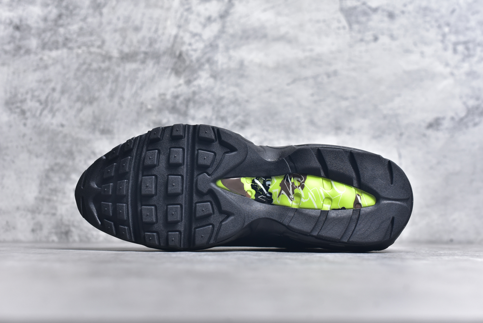 图片[6]-#Corteiz x NK Air Max 95 联名复古舒适气垫运动鞋 黑黄 FB2709-001 通过与NK合作 越来越多的朋友开始关注来自伦敦的街头服饰品牌 Corteiz 双方共同打造的 Air Max 95 自然也成为本次联名的话题中心 整双鞋选用深色系的配色风格进行呈现 鞋身 Logo 刺绣处以撞色呈现 鞋面采用皮革和网眼布材质打造 鞋身各处细节相当到位 比如鞋垫印有迷彩图案 鞋舌也有联名专属 Logo 当然最特别的绝对是鞋后跟的数字了 上面印有 Corteiz 门店的经纬度标识 细节满满 Air Max 95 的经典造型依旧令人喜爱 再加上街头品牌加持 想必会是很多玩家的心头好 尺码：36 36.5 37.5 38 38.5 39 40 40.5 41 42 42.5 43 44 44.5 45 46 47.5-选品中心