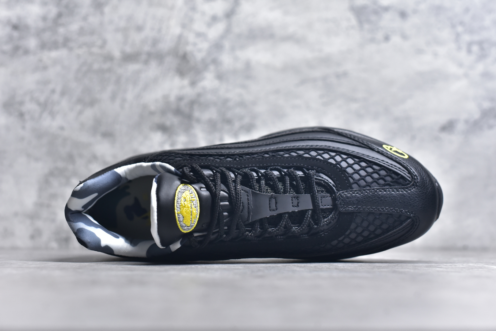 图片[4]-#Corteiz x NK Air Max 95 联名复古舒适气垫运动鞋 黑黄 FB2709-001 通过与NK合作 越来越多的朋友开始关注来自伦敦的街头服饰品牌 Corteiz 双方共同打造的 Air Max 95 自然也成为本次联名的话题中心 整双鞋选用深色系的配色风格进行呈现 鞋身 Logo 刺绣处以撞色呈现 鞋面采用皮革和网眼布材质打造 鞋身各处细节相当到位 比如鞋垫印有迷彩图案 鞋舌也有联名专属 Logo 当然最特别的绝对是鞋后跟的数字了 上面印有 Corteiz 门店的经纬度标识 细节满满 Air Max 95 的经典造型依旧令人喜爱 再加上街头品牌加持 想必会是很多玩家的心头好 尺码：36 36.5 37.5 38 38.5 39 40 40.5 41 42 42.5 43 44 44.5 45 46 47.5-选品中心