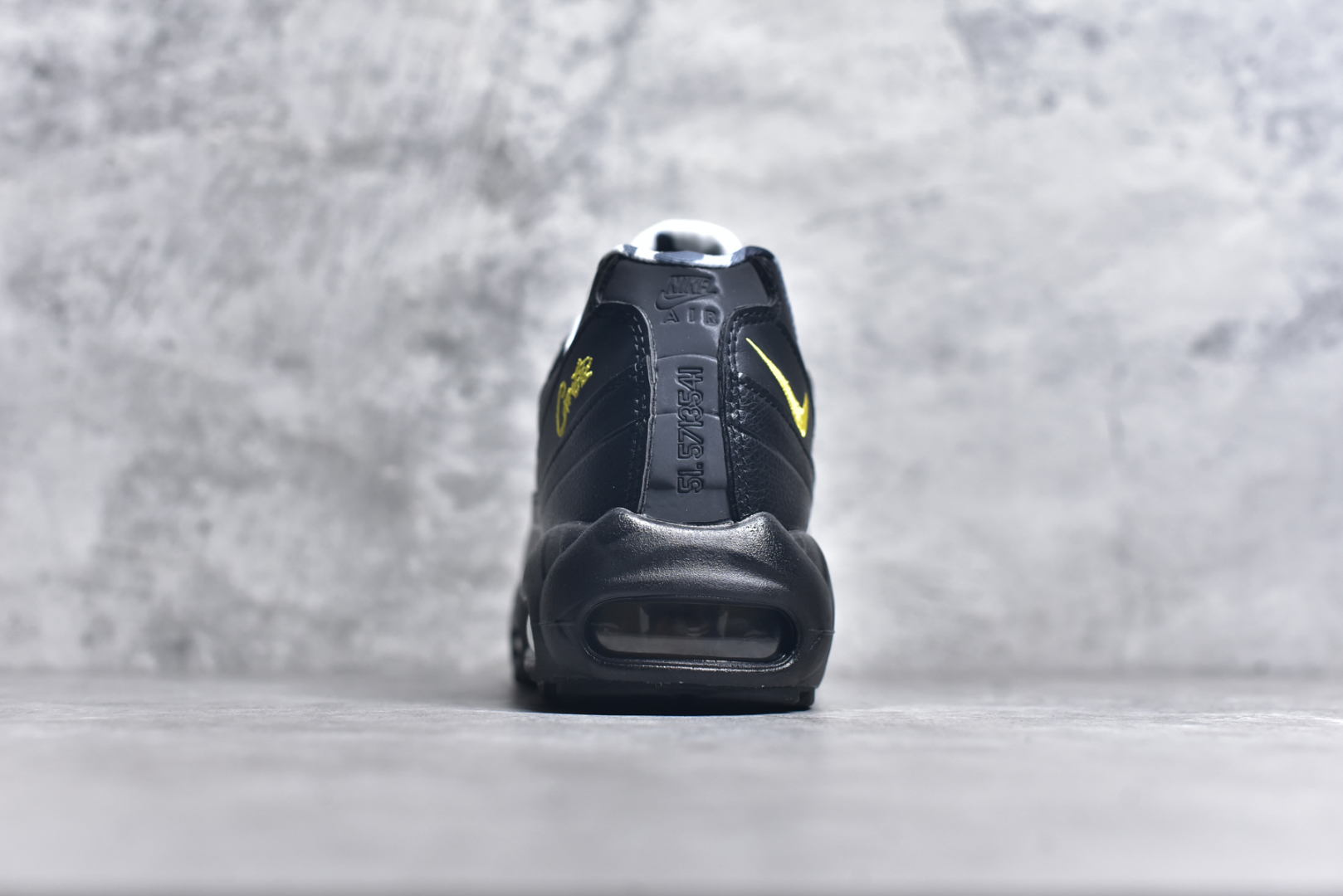 图片[5]-#Corteiz x NK Air Max 95 联名复古舒适气垫运动鞋 黑黄 FB2709-001 通过与NK合作 越来越多的朋友开始关注来自伦敦的街头服饰品牌 Corteiz 双方共同打造的 Air Max 95 自然也成为本次联名的话题中心 整双鞋选用深色系的配色风格进行呈现 鞋身 Logo 刺绣处以撞色呈现 鞋面采用皮革和网眼布材质打造 鞋身各处细节相当到位 比如鞋垫印有迷彩图案 鞋舌也有联名专属 Logo 当然最特别的绝对是鞋后跟的数字了 上面印有 Corteiz 门店的经纬度标识 细节满满 Air Max 95 的经典造型依旧令人喜爱 再加上街头品牌加持 想必会是很多玩家的心头好 尺码：36 36.5 37.5 38 38.5 39 40 40.5 41 42 42.5 43 44 44.5 45 46 47.5-选品中心