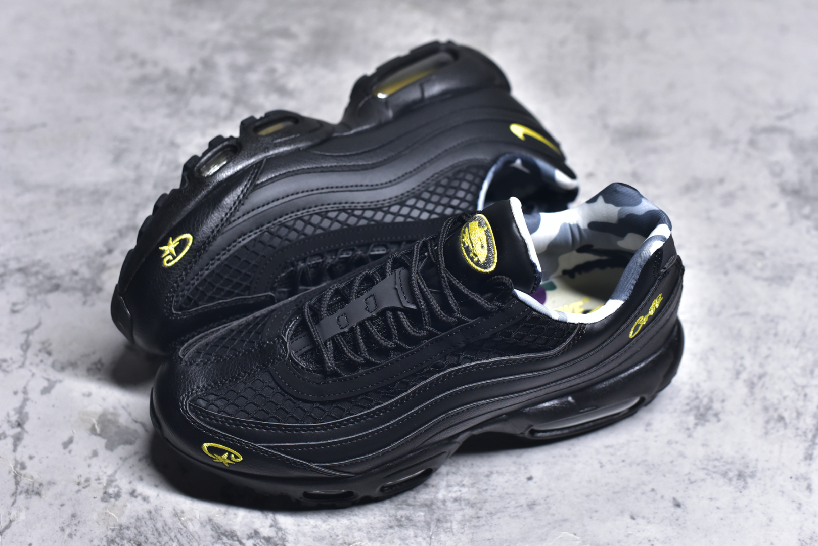 图片[7]-#Corteiz x NK Air Max 95 联名复古舒适气垫运动鞋 黑黄 FB2709-001 通过与NK合作 越来越多的朋友开始关注来自伦敦的街头服饰品牌 Corteiz 双方共同打造的 Air Max 95 自然也成为本次联名的话题中心 整双鞋选用深色系的配色风格进行呈现 鞋身 Logo 刺绣处以撞色呈现 鞋面采用皮革和网眼布材质打造 鞋身各处细节相当到位 比如鞋垫印有迷彩图案 鞋舌也有联名专属 Logo 当然最特别的绝对是鞋后跟的数字了 上面印有 Corteiz 门店的经纬度标识 细节满满 Air Max 95 的经典造型依旧令人喜爱 再加上街头品牌加持 想必会是很多玩家的心头好 尺码：36 36.5 37.5 38 38.5 39 40 40.5 41 42 42.5 43 44 44.5 45 46 47.5-选品中心