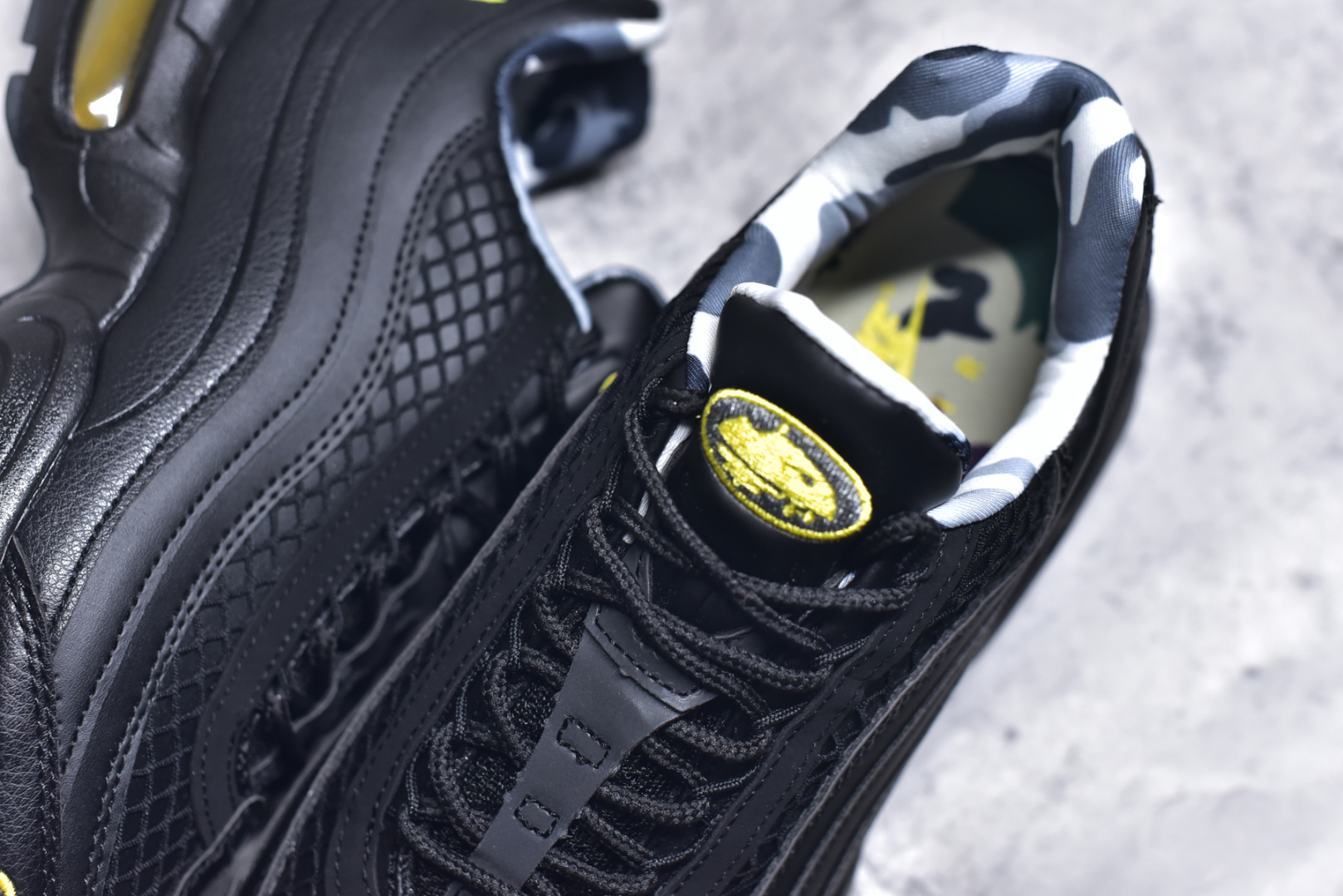 图片[9]-#Corteiz x NK Air Max 95 联名复古舒适气垫运动鞋 黑黄 FB2709-001 通过与NK合作 越来越多的朋友开始关注来自伦敦的街头服饰品牌 Corteiz 双方共同打造的 Air Max 95 自然也成为本次联名的话题中心 整双鞋选用深色系的配色风格进行呈现 鞋身 Logo 刺绣处以撞色呈现 鞋面采用皮革和网眼布材质打造 鞋身各处细节相当到位 比如鞋垫印有迷彩图案 鞋舌也有联名专属 Logo 当然最特别的绝对是鞋后跟的数字了 上面印有 Corteiz 门店的经纬度标识 细节满满 Air Max 95 的经典造型依旧令人喜爱 再加上街头品牌加持 想必会是很多玩家的心头好 尺码：36 36.5 37.5 38 38.5 39 40 40.5 41 42 42.5 43 44 44.5 45 46 47.5-选品中心