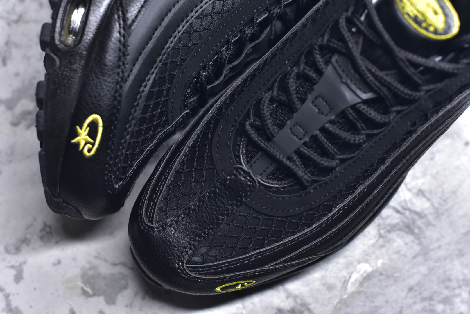 图片[8]-#Corteiz x NK Air Max 95 联名复古舒适气垫运动鞋 黑黄 FB2709-001 通过与NK合作 越来越多的朋友开始关注来自伦敦的街头服饰品牌 Corteiz 双方共同打造的 Air Max 95 自然也成为本次联名的话题中心 整双鞋选用深色系的配色风格进行呈现 鞋身 Logo 刺绣处以撞色呈现 鞋面采用皮革和网眼布材质打造 鞋身各处细节相当到位 比如鞋垫印有迷彩图案 鞋舌也有联名专属 Logo 当然最特别的绝对是鞋后跟的数字了 上面印有 Corteiz 门店的经纬度标识 细节满满 Air Max 95 的经典造型依旧令人喜爱 再加上街头品牌加持 想必会是很多玩家的心头好 尺码：36 36.5 37.5 38 38.5 39 40 40.5 41 42 42.5 43 44 44.5 45 46 47.5-选品中心