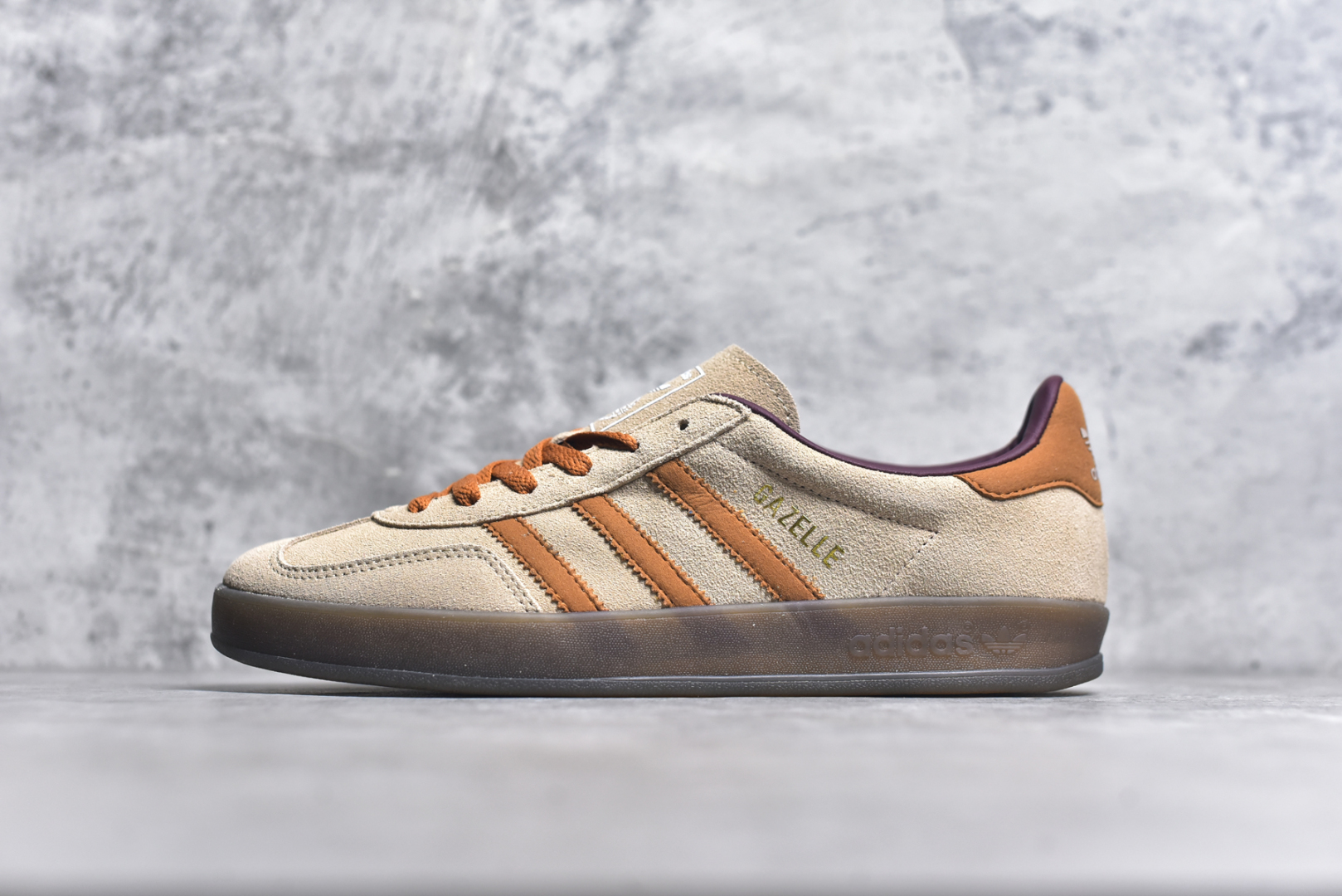 #AD Gazelle Indoor Trainers 羚羊内训系列低帮复古百搭休闲运动德训风板鞋 JH5412 90年代经典的复刻版！自60年代以足球训练鞋面世以来,Gazelle就以其经典设计席卷全球。1991年版本的复刻,再造经典Gazelle。采用皮革打造,搭配浊色细节,让这款经典更加简约。尺码：36 36⅔ 37⅓ 38 38⅔ 39⅓ 40 40⅔ 41⅓ 42 42⅔ 43⅓ 44⅓ 44⅔ 45-选品中心