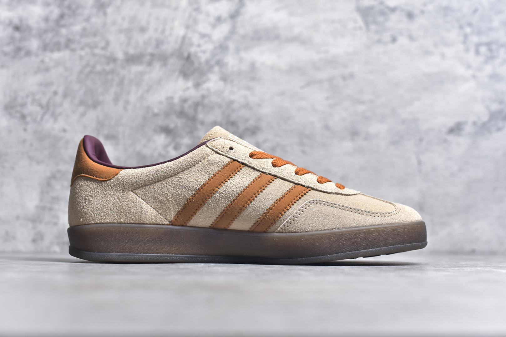 图片[3]-#AD Gazelle Indoor Trainers 羚羊内训系列低帮复古百搭休闲运动德训风板鞋 JH5412 90年代经典的复刻版！自60年代以足球训练鞋面世以来,Gazelle就以其经典设计席卷全球。1991年版本的复刻,再造经典Gazelle。采用皮革打造,搭配浊色细节,让这款经典更加简约。尺码：36 36⅔ 37⅓ 38 38⅔ 39⅓ 40 40⅔ 41⅓ 42 42⅔ 43⅓ 44⅓ 44⅔ 45-选品中心