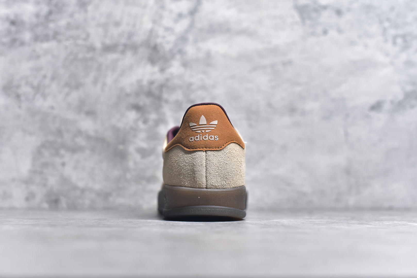 图片[5]-#AD Gazelle Indoor Trainers 羚羊内训系列低帮复古百搭休闲运动德训风板鞋 JH5412 90年代经典的复刻版！自60年代以足球训练鞋面世以来,Gazelle就以其经典设计席卷全球。1991年版本的复刻,再造经典Gazelle。采用皮革打造,搭配浊色细节,让这款经典更加简约。尺码：36 36⅔ 37⅓ 38 38⅔ 39⅓ 40 40⅔ 41⅓ 42 42⅔ 43⅓ 44⅓ 44⅔ 45-选品中心