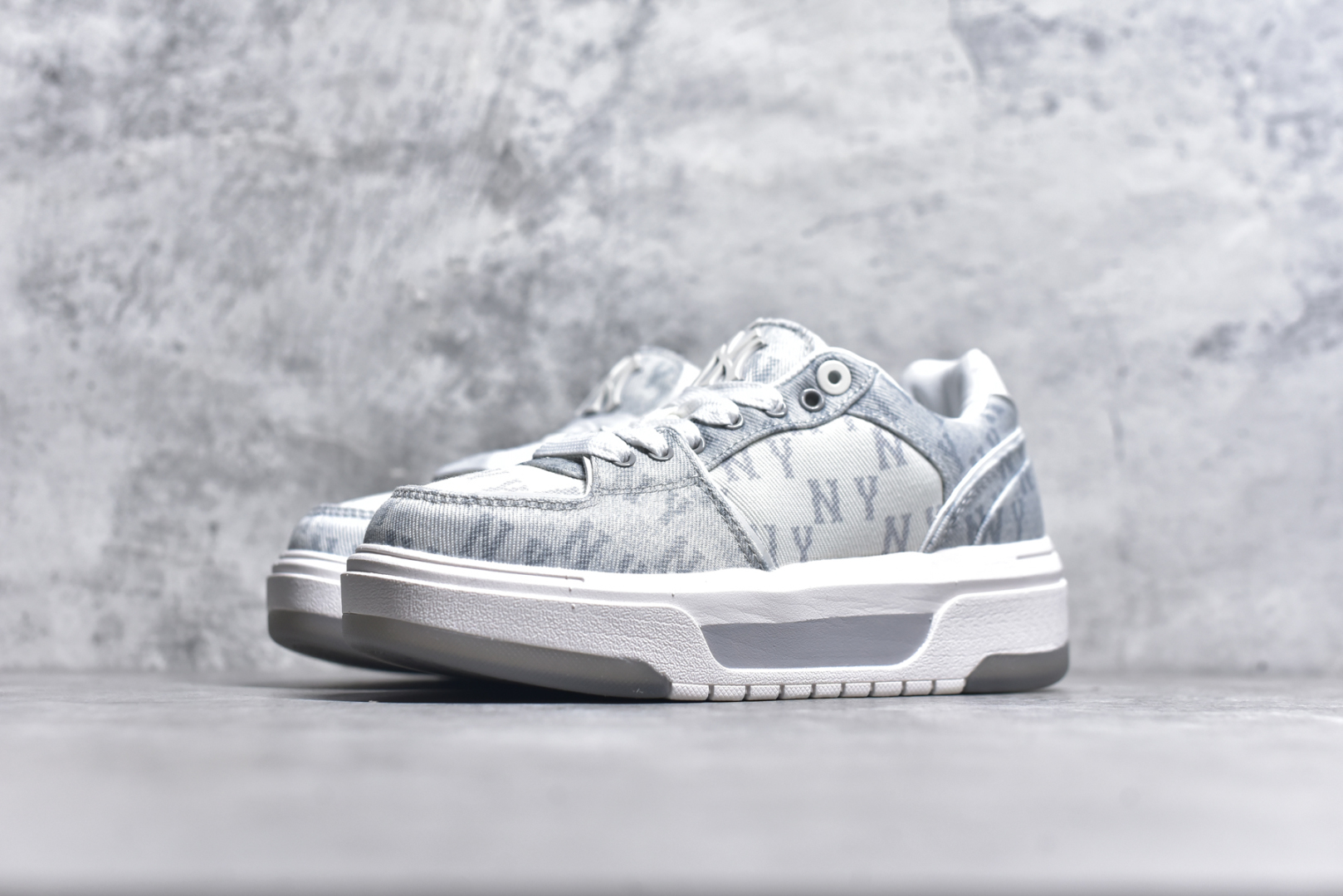 图片[2]-#MLB CHUNKY LINER EMBO MONOGRAM 复古印花老爹鞋 纯原版本 后跟加厚 呵护脚后跟 立体保护软绵鞋口 轻松穿脱不磨脚 鞋头安全防撞包裹鞋头 符合人体结构 精心设计 行走柔软触感 鞋底耐磨性强 稳定性高 抓地更牢 不易打滑 进口纳米材质 原厂全套手提袋 原盒雷射防伪标 货号： 3ASXD065N818 尺码：35 36 36.5 37.5 38 38.5 39 40 40.5 41 42 42.5 43 44 45-选品中心