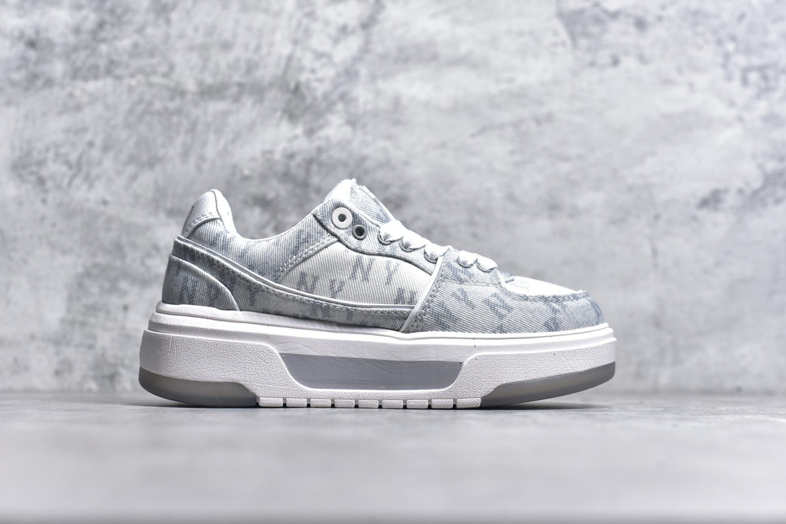 图片[3]-#MLB CHUNKY LINER EMBO MONOGRAM 复古印花老爹鞋 纯原版本 后跟加厚 呵护脚后跟 立体保护软绵鞋口 轻松穿脱不磨脚 鞋头安全防撞包裹鞋头 符合人体结构 精心设计 行走柔软触感 鞋底耐磨性强 稳定性高 抓地更牢 不易打滑 进口纳米材质 原厂全套手提袋 原盒雷射防伪标 货号： 3ASXD065N818 尺码：35 36 36.5 37.5 38 38.5 39 40 40.5 41 42 42.5 43 44 45-选品中心