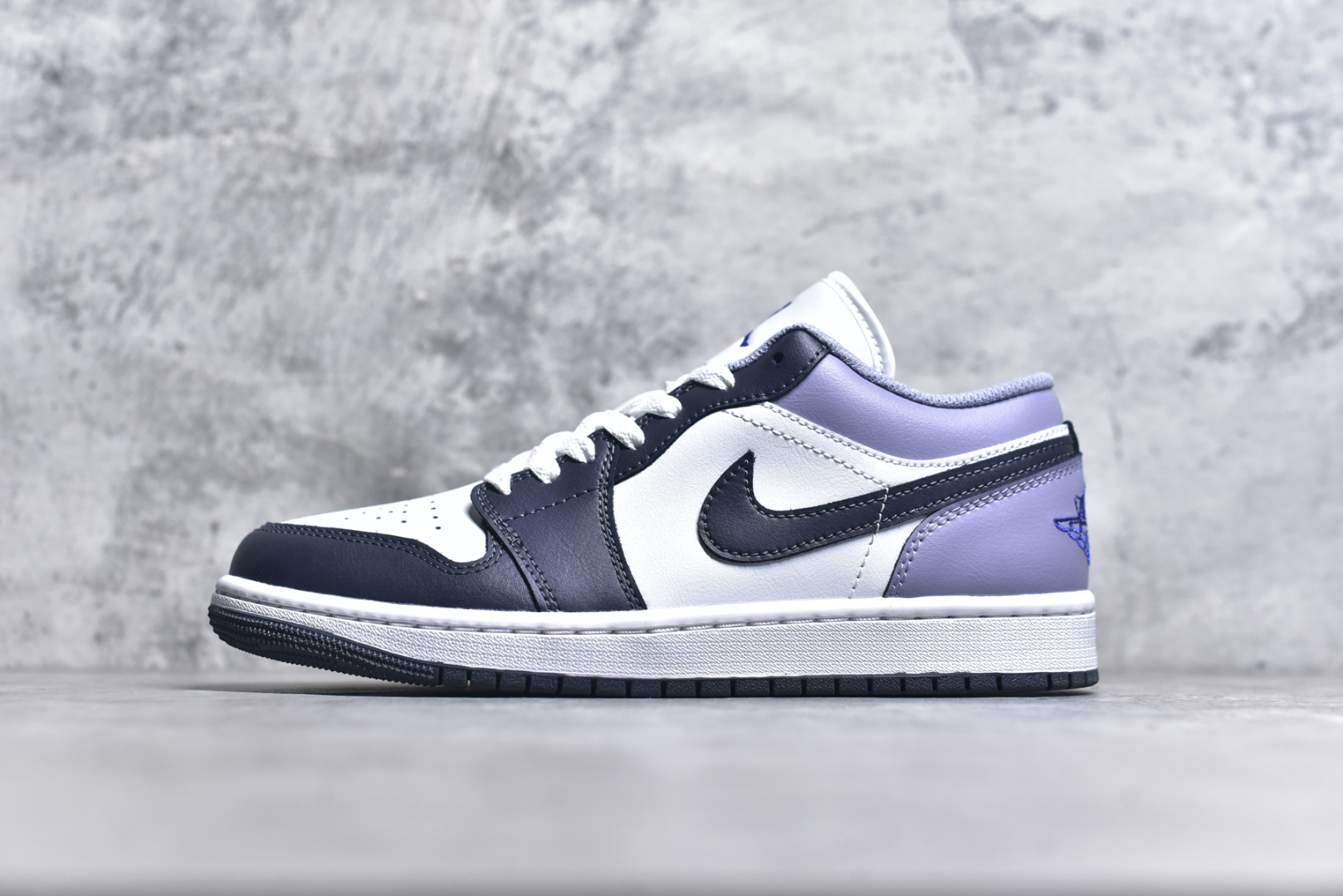 #DT纯原 Air Jordan AJ1 Low 低帮 白紫 553558-145 终端优势供应 市面中低帮最具代表性版本没有之一 口碑大厂出品 品控大底版型不断改良更新 全套原纸板楦头开发 确保原汁原味 完美呈现版型 完美零毛边处理 原厂内置全掌气垫 价格定位良心 平台专用代工流水线出品 一眼公司既视感 拿到手的一瞬间就与众不同 碾压市面所有版本 全部原鞋开发 每一个配色都会采购原鞋确认细节 打破市面看图做货无好货之说 尺码：35.5 36 36.5 37.5 38 38.5 39 40 40.5 41 42 42.5 43 44 44.5 45 46-选品中心