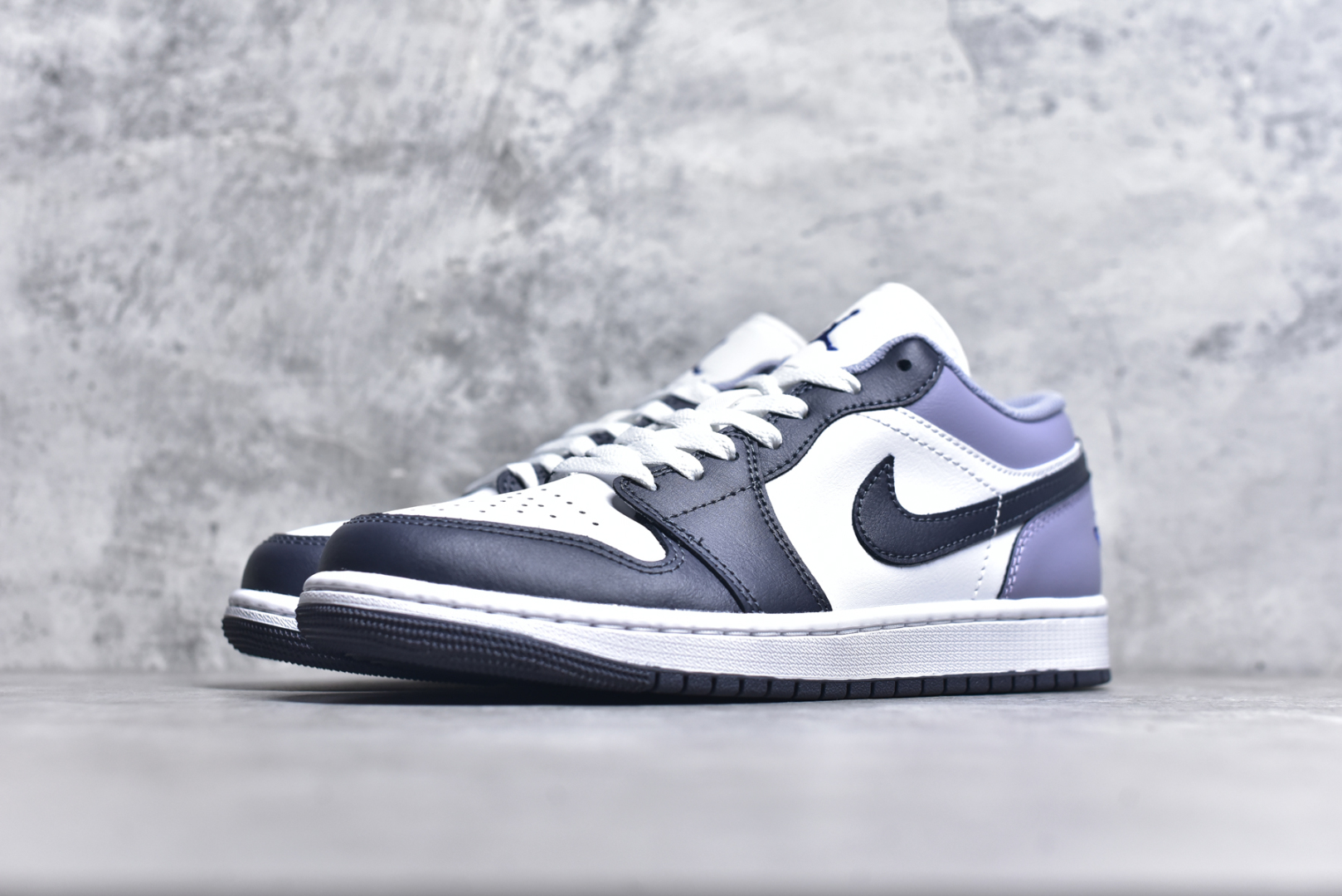 图片[2]-#DT纯原 Air Jordan AJ1 Low 低帮 白紫 553558-145 终端优势供应 市面中低帮最具代表性版本没有之一 口碑大厂出品 品控大底版型不断改良更新 全套原纸板楦头开发 确保原汁原味 完美呈现版型 完美零毛边处理 原厂内置全掌气垫 价格定位良心 平台专用代工流水线出品 一眼公司既视感 拿到手的一瞬间就与众不同 碾压市面所有版本 全部原鞋开发 每一个配色都会采购原鞋确认细节 打破市面看图做货无好货之说 尺码：35.5 36 36.5 37.5 38 38.5 39 40 40.5 41 42 42.5 43 44 44.5 45 46-选品中心