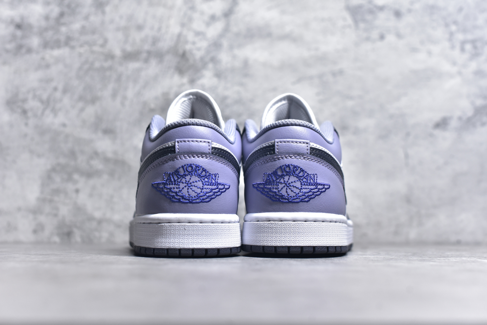 图片[5]-#DT纯原 Air Jordan AJ1 Low 低帮 白紫 553558-145 终端优势供应 市面中低帮最具代表性版本没有之一 口碑大厂出品 品控大底版型不断改良更新 全套原纸板楦头开发 确保原汁原味 完美呈现版型 完美零毛边处理 原厂内置全掌气垫 价格定位良心 平台专用代工流水线出品 一眼公司既视感 拿到手的一瞬间就与众不同 碾压市面所有版本 全部原鞋开发 每一个配色都会采购原鞋确认细节 打破市面看图做货无好货之说 尺码：35.5 36 36.5 37.5 38 38.5 39 40 40.5 41 42 42.5 43 44 44.5 45 46-选品中心
