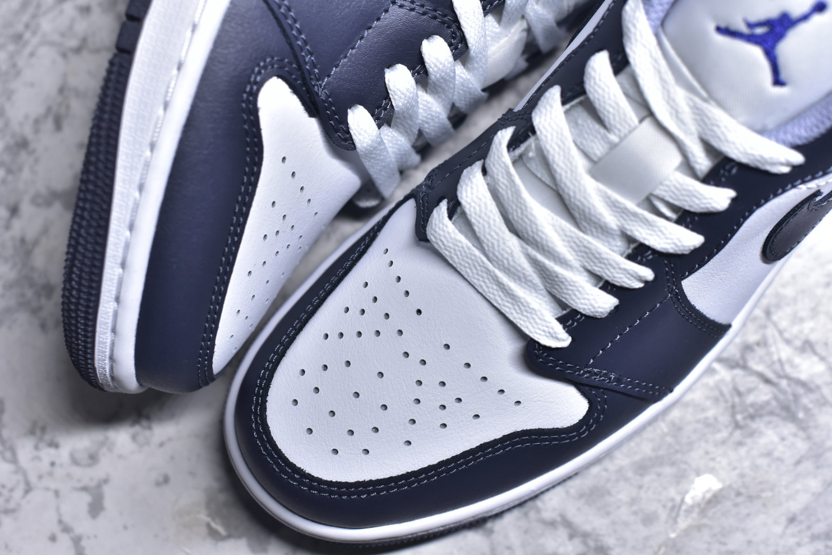 图片[8]-#DT纯原 Air Jordan AJ1 Low 低帮 白紫 553558-145 终端优势供应 市面中低帮最具代表性版本没有之一 口碑大厂出品 品控大底版型不断改良更新 全套原纸板楦头开发 确保原汁原味 完美呈现版型 完美零毛边处理 原厂内置全掌气垫 价格定位良心 平台专用代工流水线出品 一眼公司既视感 拿到手的一瞬间就与众不同 碾压市面所有版本 全部原鞋开发 每一个配色都会采购原鞋确认细节 打破市面看图做货无好货之说 尺码：35.5 36 36.5 37.5 38 38.5 39 40 40.5 41 42 42.5 43 44 44.5 45 46-选品中心