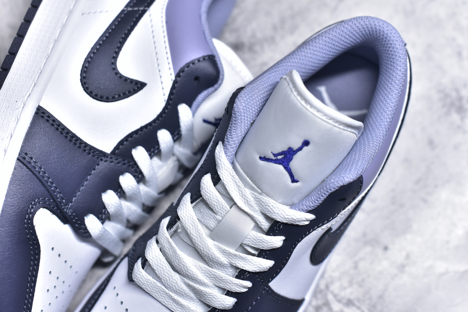 图片[9]-#DT纯原 Air Jordan AJ1 Low 低帮 白紫 553558-145 终端优势供应 市面中低帮最具代表性版本没有之一 口碑大厂出品 品控大底版型不断改良更新 全套原纸板楦头开发 确保原汁原味 完美呈现版型 完美零毛边处理 原厂内置全掌气垫 价格定位良心 平台专用代工流水线出品 一眼公司既视感 拿到手的一瞬间就与众不同 碾压市面所有版本 全部原鞋开发 每一个配色都会采购原鞋确认细节 打破市面看图做货无好货之说 尺码：35.5 36 36.5 37.5 38 38.5 39 40 40.5 41 42 42.5 43 44 44.5 45 46-选品中心
