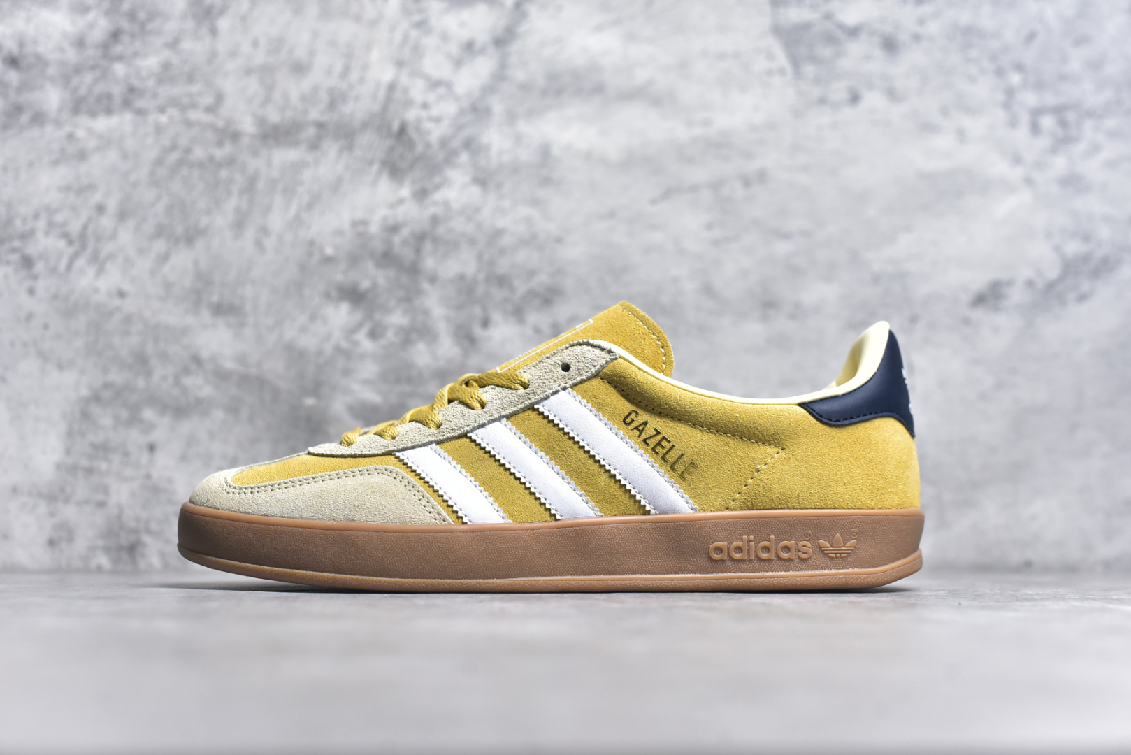 #AD Gazelle Indoor Trainers 羚羊内训系列低帮复古百搭休闲运动德训风板鞋 JI3523 90年代经典的复刻版！自60年代以足球训练鞋面世以来,Gazelle就以其经典设计席卷全球。1991年版本的复刻,再造经典Gazelle。采用皮革打造,搭配浊色细节,让这款经典更加简约。尺码：36 36⅔ 37⅓ 38 38⅔ 39⅓ 40 40⅔ 41⅓ 42 42⅔ 43⅓ 44⅓ 44⅔ 45-选品中心