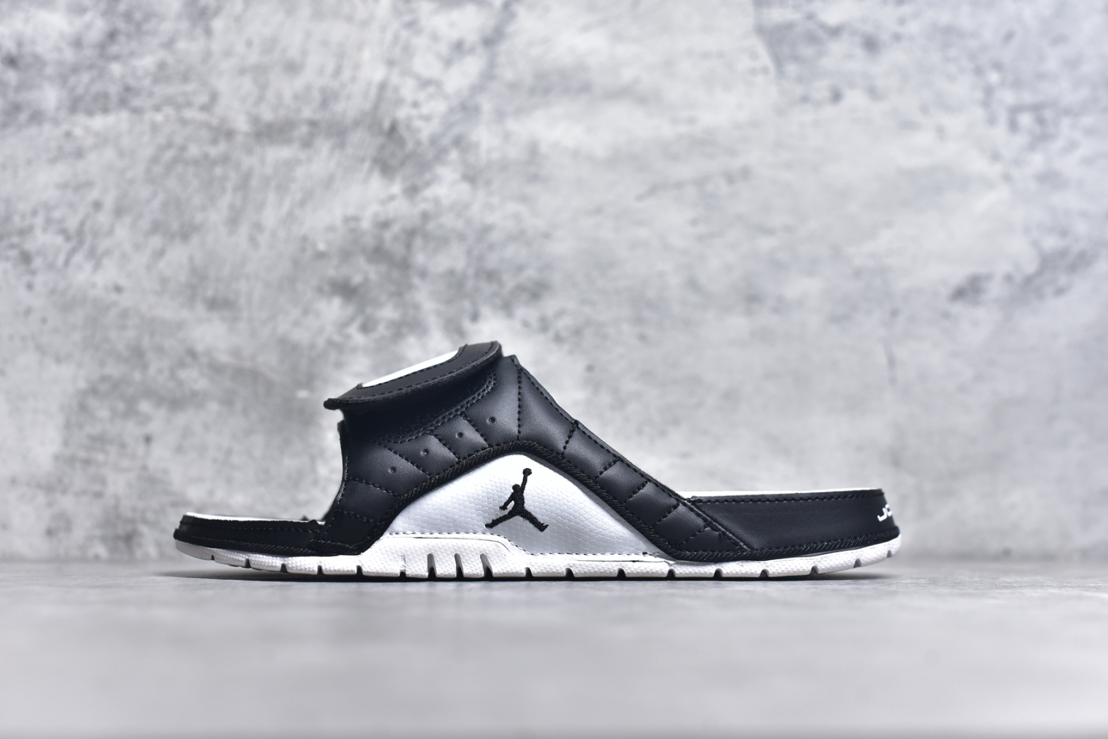 #Air Jordan AJ12 Hydro Retro Slides 飞人运动拖鞋 经典的配色装扮 加上可调节的搭带 TPR 按摩内底和 Phylon 缓震鞋底 以高规格的配置带来非凡舒适的穿着体验 作为AJ的铁杆粉丝 这份夏日精品想必无法忽视 尺码：36-45-选品中心