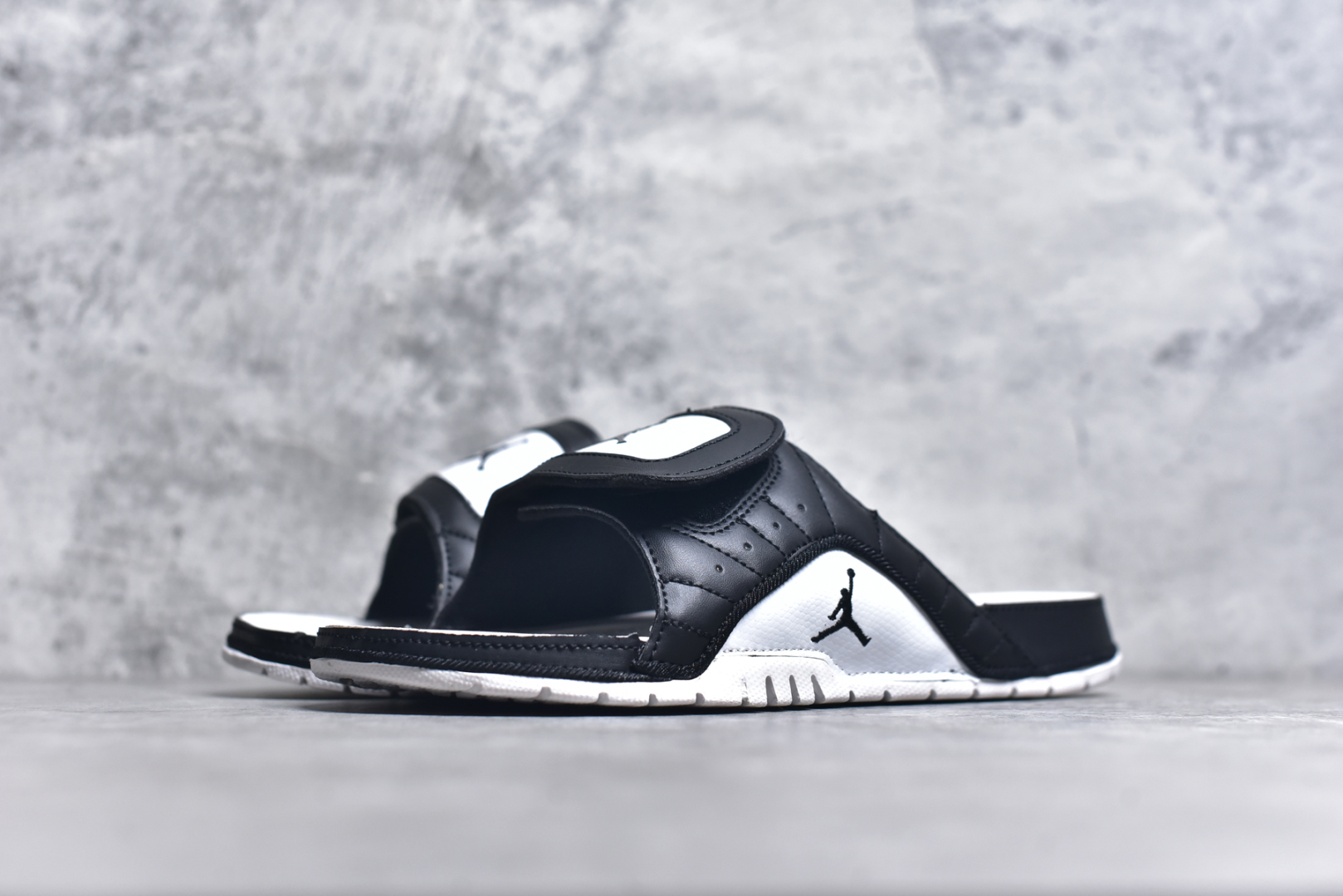 图片[2]-#Air Jordan AJ12 Hydro Retro Slides 飞人运动拖鞋 经典的配色装扮 加上可调节的搭带 TPR 按摩内底和 Phylon 缓震鞋底 以高规格的配置带来非凡舒适的穿着体验 作为AJ的铁杆粉丝 这份夏日精品想必无法忽视 尺码：36-45-选品中心