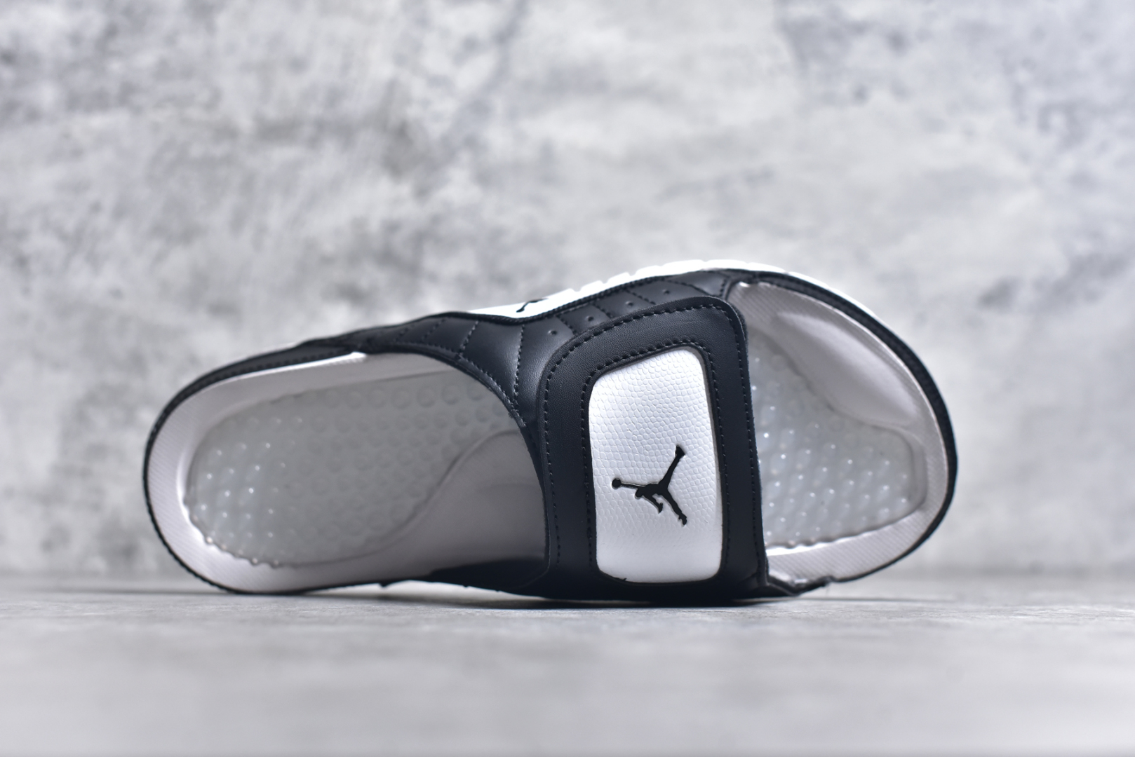 图片[4]-#Air Jordan AJ12 Hydro Retro Slides 飞人运动拖鞋 经典的配色装扮 加上可调节的搭带 TPR 按摩内底和 Phylon 缓震鞋底 以高规格的配置带来非凡舒适的穿着体验 作为AJ的铁杆粉丝 这份夏日精品想必无法忽视 尺码：36-45-选品中心
