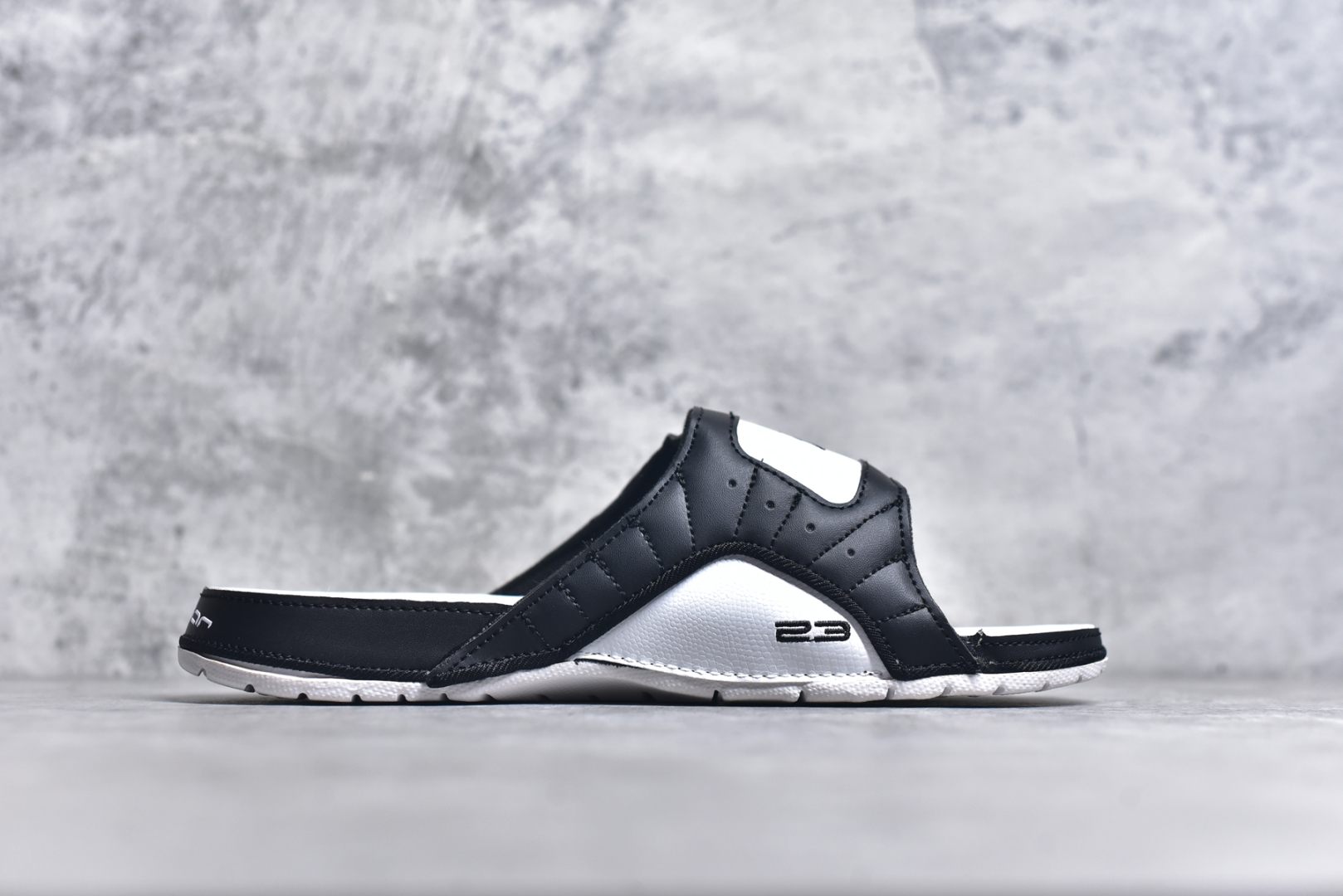 图片[3]-#Air Jordan AJ12 Hydro Retro Slides 飞人运动拖鞋 经典的配色装扮 加上可调节的搭带 TPR 按摩内底和 Phylon 缓震鞋底 以高规格的配置带来非凡舒适的穿着体验 作为AJ的铁杆粉丝 这份夏日精品想必无法忽视 尺码：36-45-选品中心
