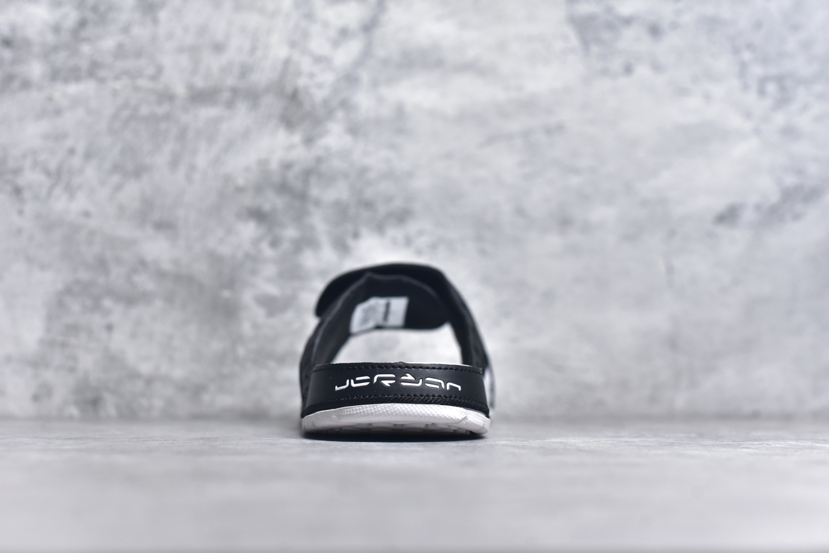图片[5]-#Air Jordan AJ12 Hydro Retro Slides 飞人运动拖鞋 经典的配色装扮 加上可调节的搭带 TPR 按摩内底和 Phylon 缓震鞋底 以高规格的配置带来非凡舒适的穿着体验 作为AJ的铁杆粉丝 这份夏日精品想必无法忽视 尺码：36-45-选品中心