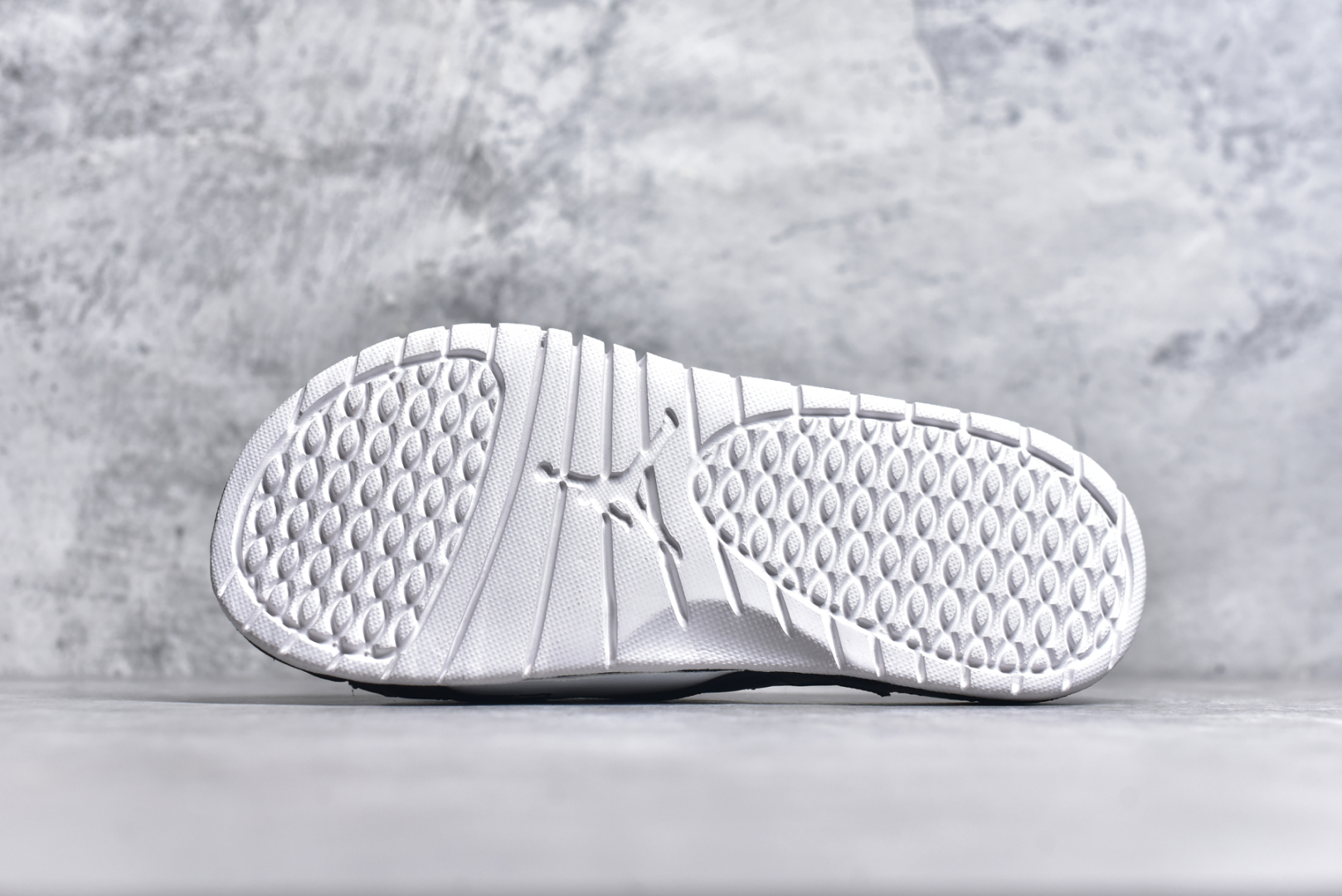 图片[6]-#Air Jordan AJ12 Hydro Retro Slides 飞人运动拖鞋 经典的配色装扮 加上可调节的搭带 TPR 按摩内底和 Phylon 缓震鞋底 以高规格的配置带来非凡舒适的穿着体验 作为AJ的铁杆粉丝 这份夏日精品想必无法忽视 尺码：36-45-选品中心