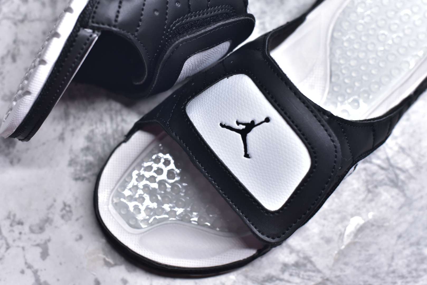 图片[8]-#Air Jordan AJ12 Hydro Retro Slides 飞人运动拖鞋 经典的配色装扮 加上可调节的搭带 TPR 按摩内底和 Phylon 缓震鞋底 以高规格的配置带来非凡舒适的穿着体验 作为AJ的铁杆粉丝 这份夏日精品想必无法忽视 尺码：36-45-选品中心