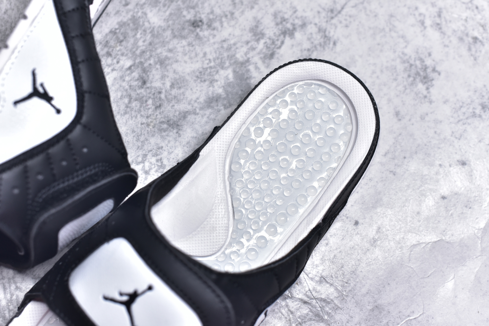 图片[9]-#Air Jordan AJ12 Hydro Retro Slides 飞人运动拖鞋 经典的配色装扮 加上可调节的搭带 TPR 按摩内底和 Phylon 缓震鞋底 以高规格的配置带来非凡舒适的穿着体验 作为AJ的铁杆粉丝 这份夏日精品想必无法忽视 尺码：36-45-选品中心
