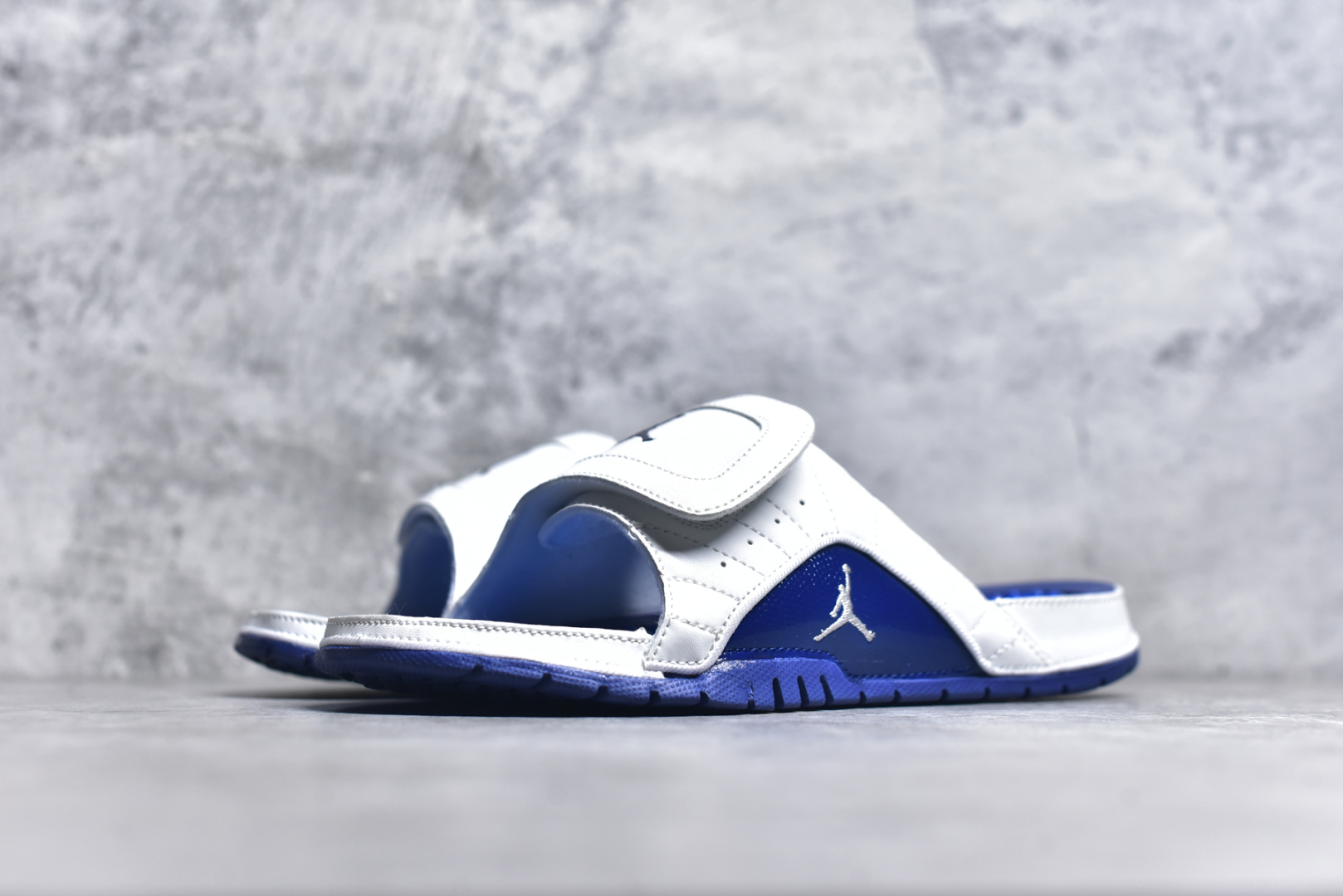 图片[2]-#Air Jordan AJ12 Hydro Retro Slides 飞人运动拖鞋 经典的配色装扮 加上可调节的搭带 TPR 按摩内底和 Phylon 缓震鞋底 以高规格的配置带来非凡舒适的穿着体验 作为AJ的铁杆粉丝 这份夏日精品想必无法忽视 尺码：36-45-选品中心