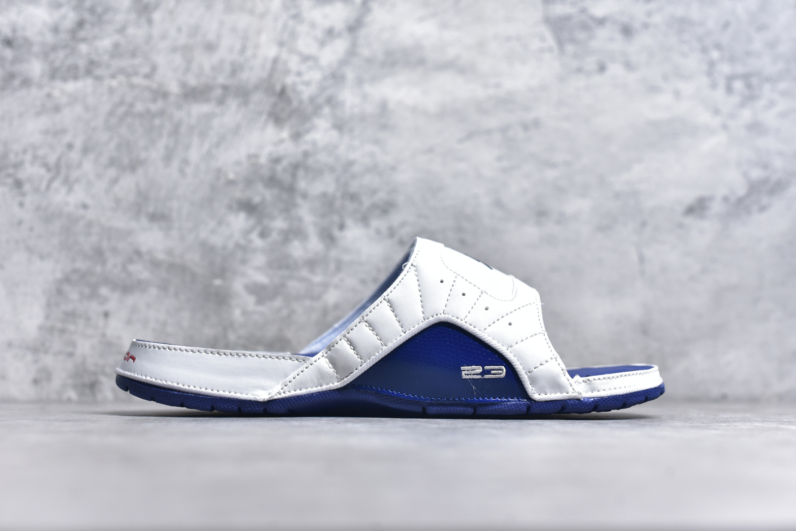 图片[3]-#Air Jordan AJ12 Hydro Retro Slides 飞人运动拖鞋 经典的配色装扮 加上可调节的搭带 TPR 按摩内底和 Phylon 缓震鞋底 以高规格的配置带来非凡舒适的穿着体验 作为AJ的铁杆粉丝 这份夏日精品想必无法忽视 尺码：36-45-选品中心