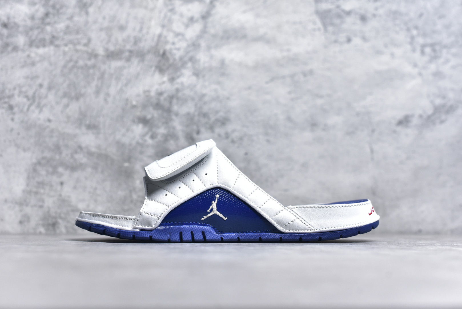 #Air Jordan AJ12 Hydro Retro Slides 飞人运动拖鞋 经典的配色装扮 加上可调节的搭带 TPR 按摩内底和 Phylon 缓震鞋底 以高规格的配置带来非凡舒适的穿着体验 作为AJ的铁杆粉丝 这份夏日精品想必无法忽视 尺码：36-45-选品中心