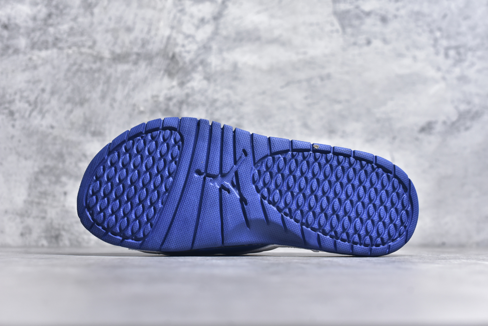 图片[6]-#Air Jordan AJ12 Hydro Retro Slides 飞人运动拖鞋 经典的配色装扮 加上可调节的搭带 TPR 按摩内底和 Phylon 缓震鞋底 以高规格的配置带来非凡舒适的穿着体验 作为AJ的铁杆粉丝 这份夏日精品想必无法忽视 尺码：36-45-选品中心