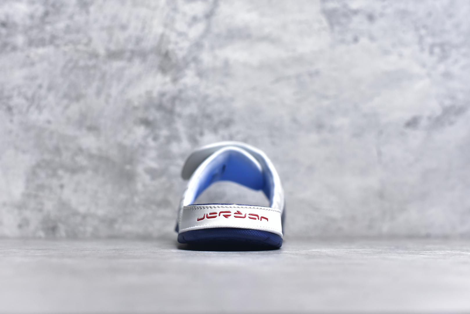 图片[5]-#Air Jordan AJ12 Hydro Retro Slides 飞人运动拖鞋 经典的配色装扮 加上可调节的搭带 TPR 按摩内底和 Phylon 缓震鞋底 以高规格的配置带来非凡舒适的穿着体验 作为AJ的铁杆粉丝 这份夏日精品想必无法忽视 尺码：36-45-选品中心