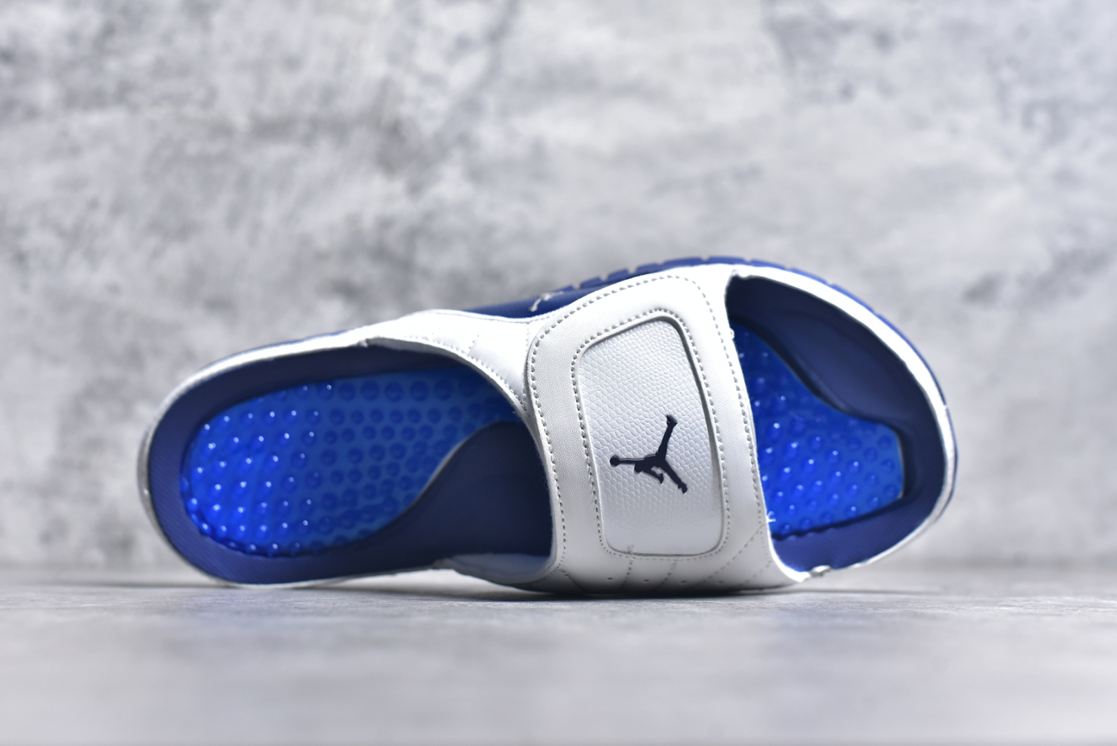 图片[4]-#Air Jordan AJ12 Hydro Retro Slides 飞人运动拖鞋 经典的配色装扮 加上可调节的搭带 TPR 按摩内底和 Phylon 缓震鞋底 以高规格的配置带来非凡舒适的穿着体验 作为AJ的铁杆粉丝 这份夏日精品想必无法忽视 尺码：36-45-选品中心