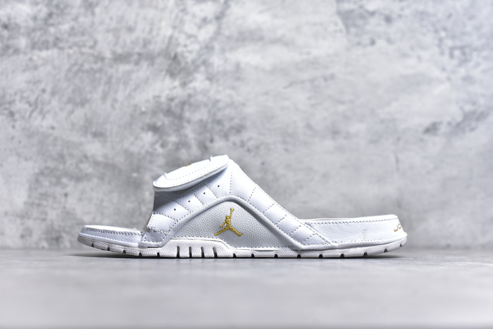 #Air Jordan AJ12 Hydro Retro Slides 飞人运动拖鞋 经典的配色装扮 加上可调节的搭带 TPR 按摩内底和 Phylon 缓震鞋底 以高规格的配置带来非凡舒适的穿着体验 作为AJ的铁杆粉丝 这份夏日精品想必无法忽视 尺码：36-45-选品中心