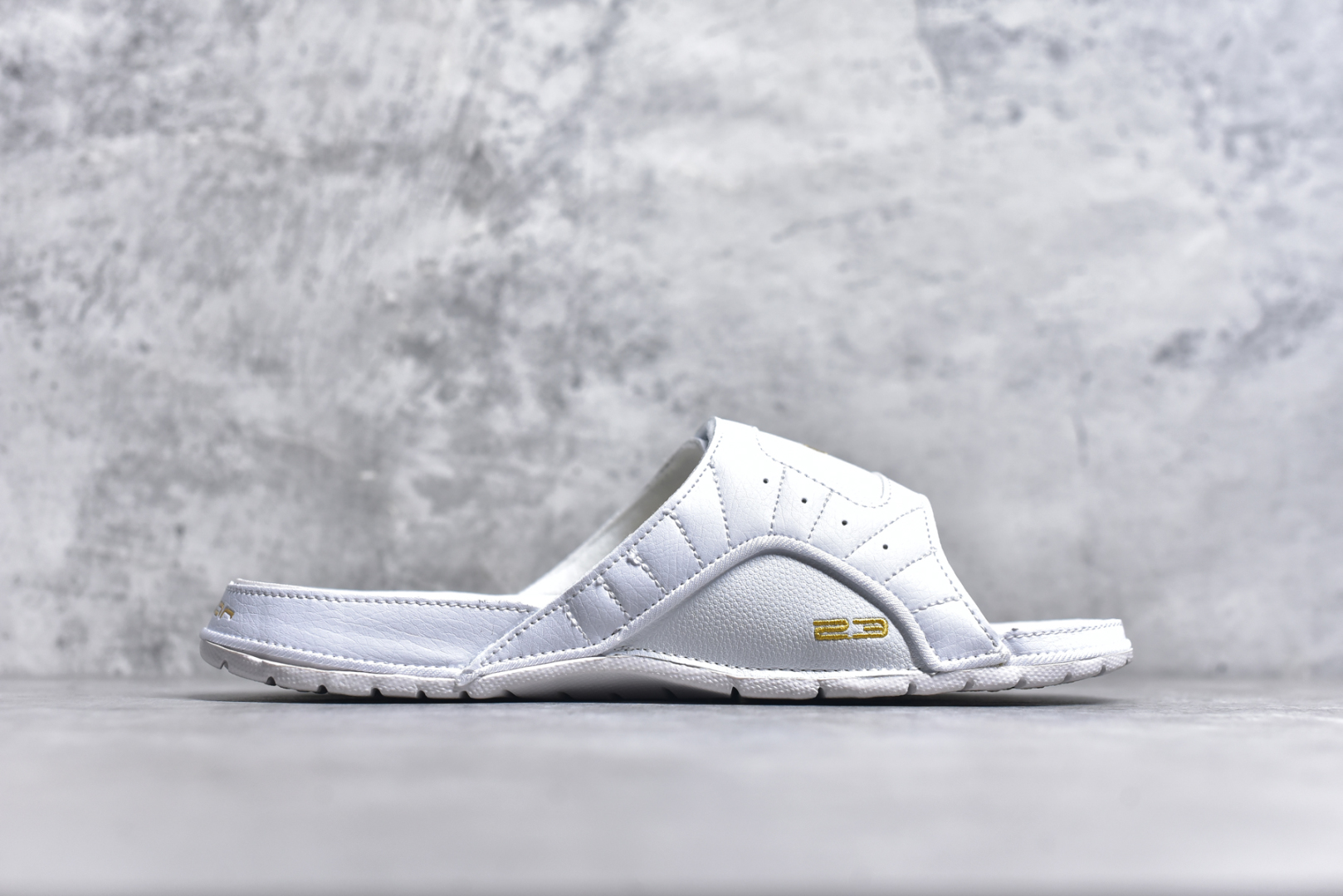 图片[3]-#Air Jordan AJ12 Hydro Retro Slides 飞人运动拖鞋 经典的配色装扮 加上可调节的搭带 TPR 按摩内底和 Phylon 缓震鞋底 以高规格的配置带来非凡舒适的穿着体验 作为AJ的铁杆粉丝 这份夏日精品想必无法忽视 尺码：36-45-选品中心