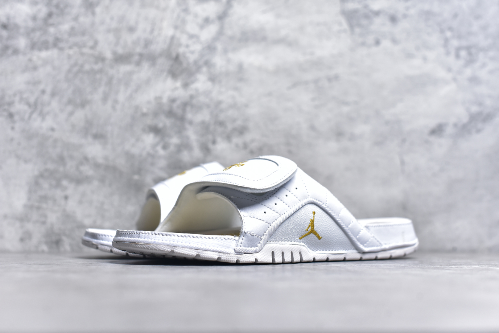 图片[2]-#Air Jordan AJ12 Hydro Retro Slides 飞人运动拖鞋 经典的配色装扮 加上可调节的搭带 TPR 按摩内底和 Phylon 缓震鞋底 以高规格的配置带来非凡舒适的穿着体验 作为AJ的铁杆粉丝 这份夏日精品想必无法忽视 尺码：36-45-选品中心