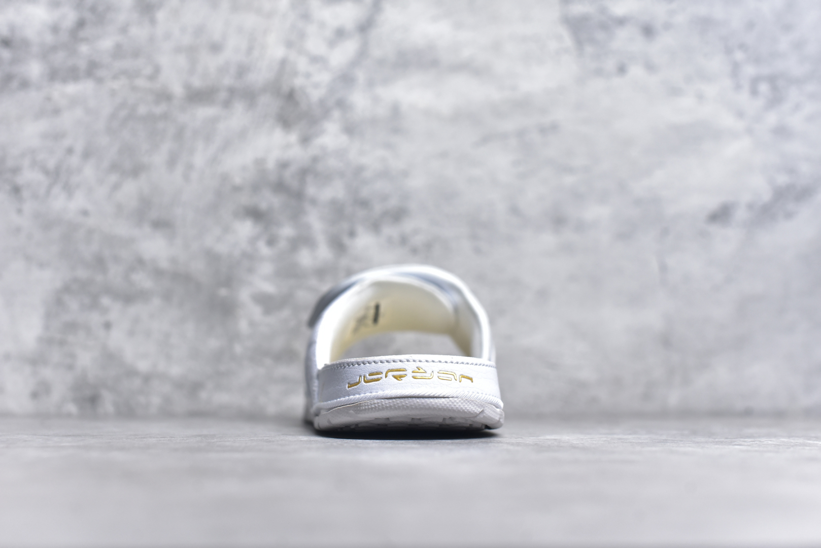 图片[5]-#Air Jordan AJ12 Hydro Retro Slides 飞人运动拖鞋 经典的配色装扮 加上可调节的搭带 TPR 按摩内底和 Phylon 缓震鞋底 以高规格的配置带来非凡舒适的穿着体验 作为AJ的铁杆粉丝 这份夏日精品想必无法忽视 尺码：36-45-选品中心