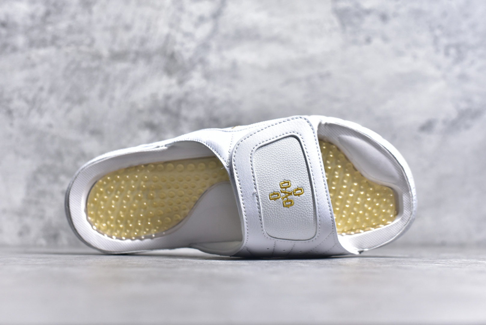 图片[4]-#Air Jordan AJ12 Hydro Retro Slides 飞人运动拖鞋 经典的配色装扮 加上可调节的搭带 TPR 按摩内底和 Phylon 缓震鞋底 以高规格的配置带来非凡舒适的穿着体验 作为AJ的铁杆粉丝 这份夏日精品想必无法忽视 尺码：36-45-选品中心
