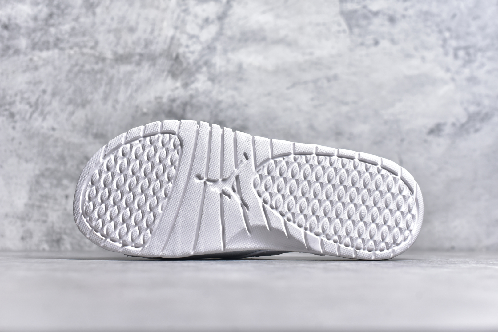 图片[6]-#Air Jordan AJ12 Hydro Retro Slides 飞人运动拖鞋 经典的配色装扮 加上可调节的搭带 TPR 按摩内底和 Phylon 缓震鞋底 以高规格的配置带来非凡舒适的穿着体验 作为AJ的铁杆粉丝 这份夏日精品想必无法忽视 尺码：36-45-选品中心