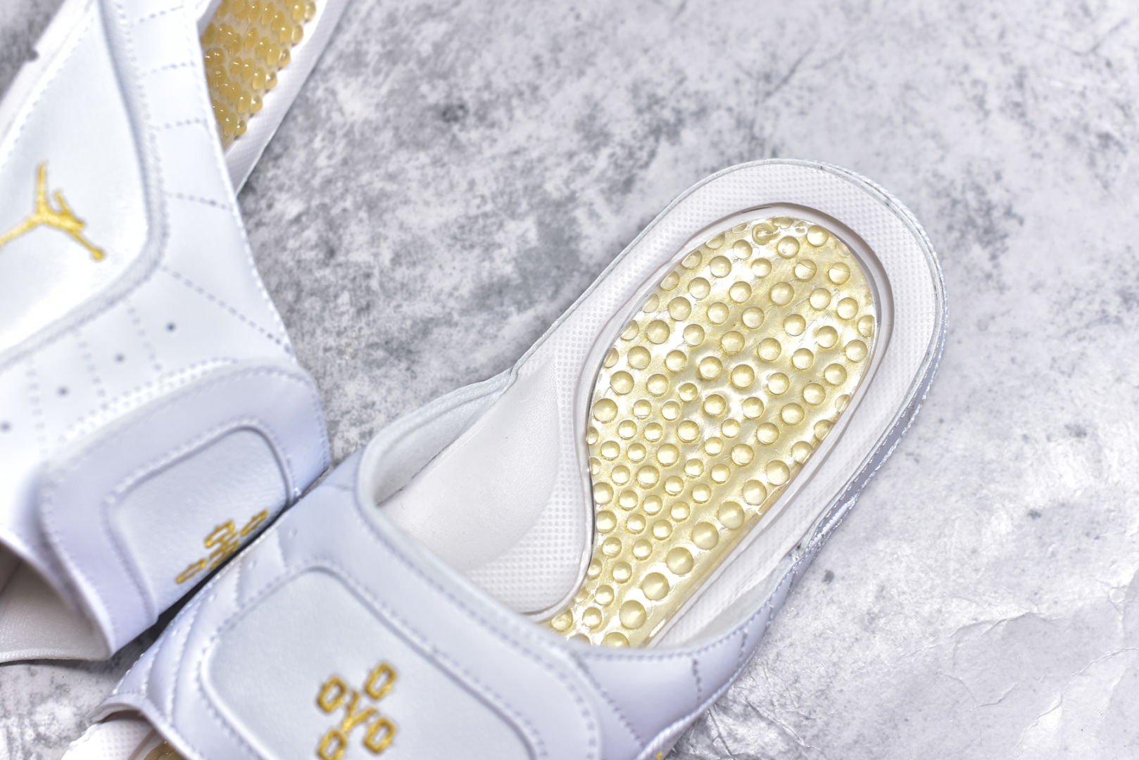 图片[9]-#Air Jordan AJ12 Hydro Retro Slides 飞人运动拖鞋 经典的配色装扮 加上可调节的搭带 TPR 按摩内底和 Phylon 缓震鞋底 以高规格的配置带来非凡舒适的穿着体验 作为AJ的铁杆粉丝 这份夏日精品想必无法忽视 尺码：36-45-选品中心